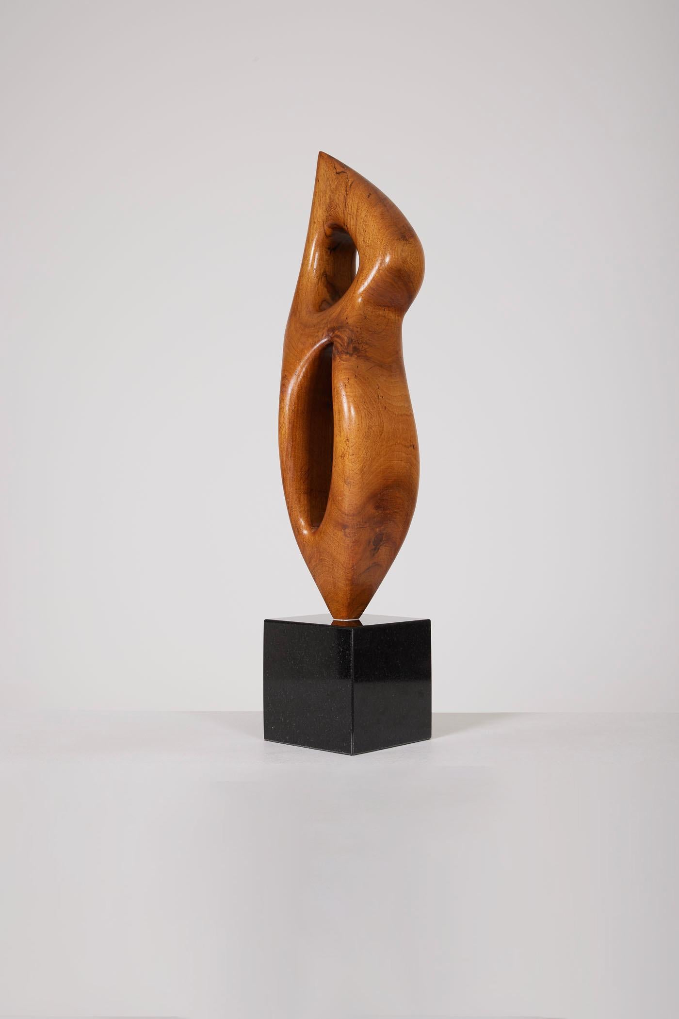 Free-form solid wood sculpture on a black stone base, 1960s. In perfect condition.
DV494