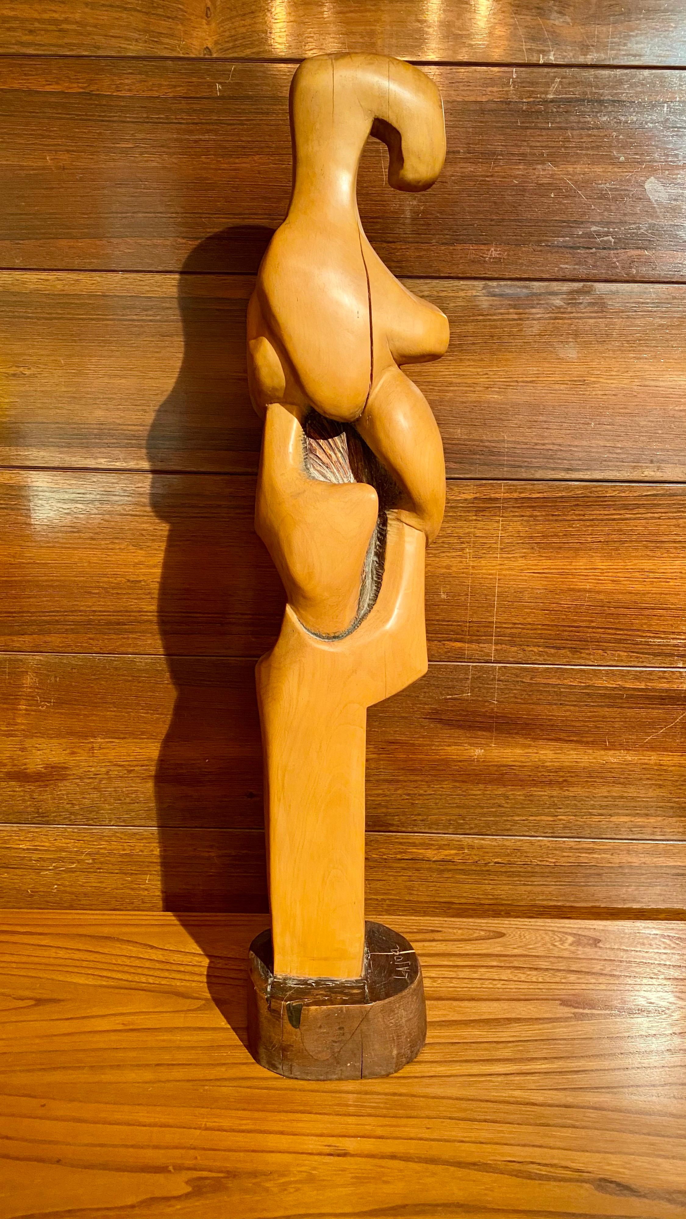 Sculpture abstraite en bois sculpté, représentant une maternité, signée Lajoa. Très belle exécution et belle patine ancienne.