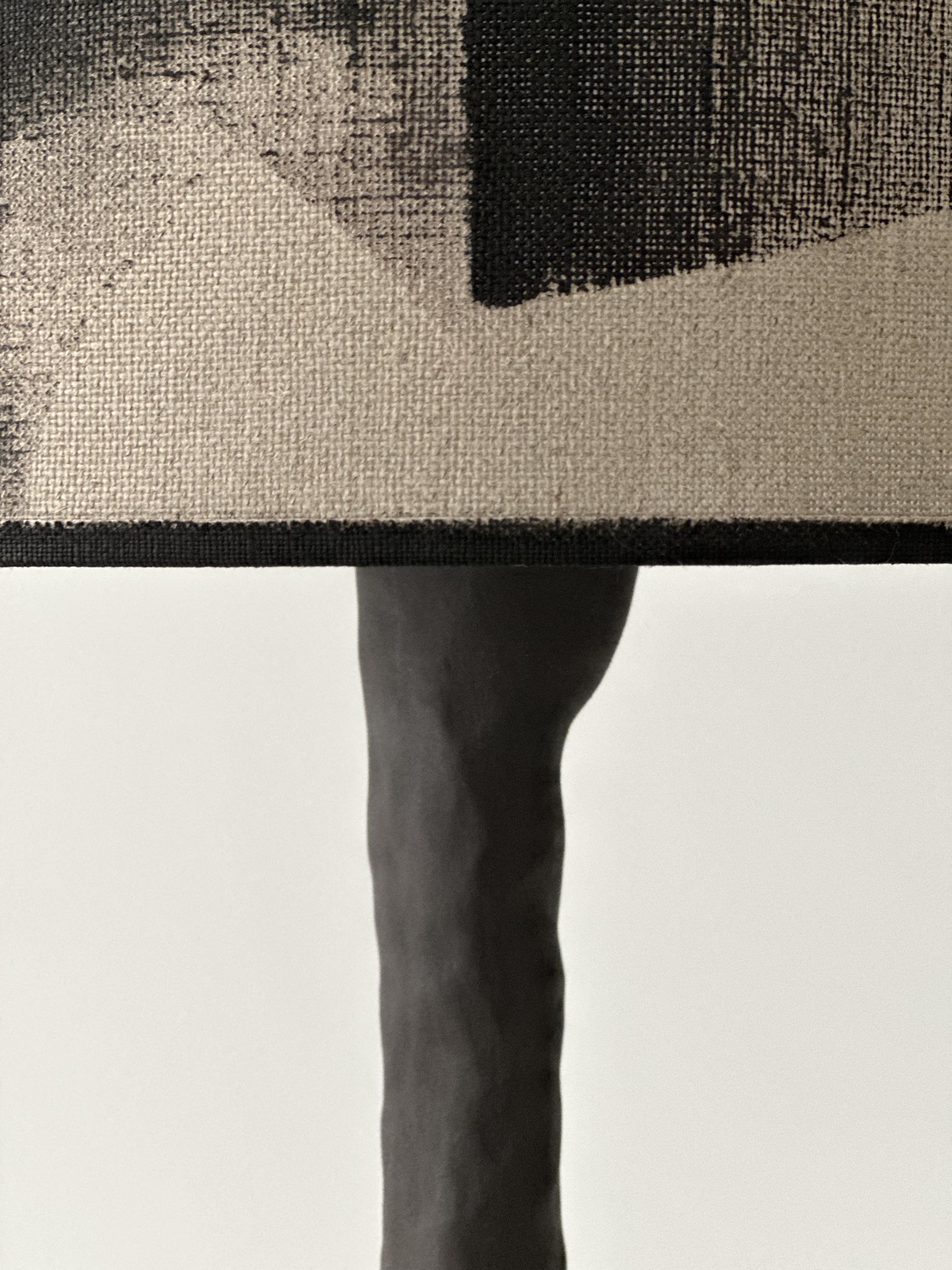 Abstrakte Holz-Tischlampe von Atelier Monochrome (Postmoderne) im Angebot