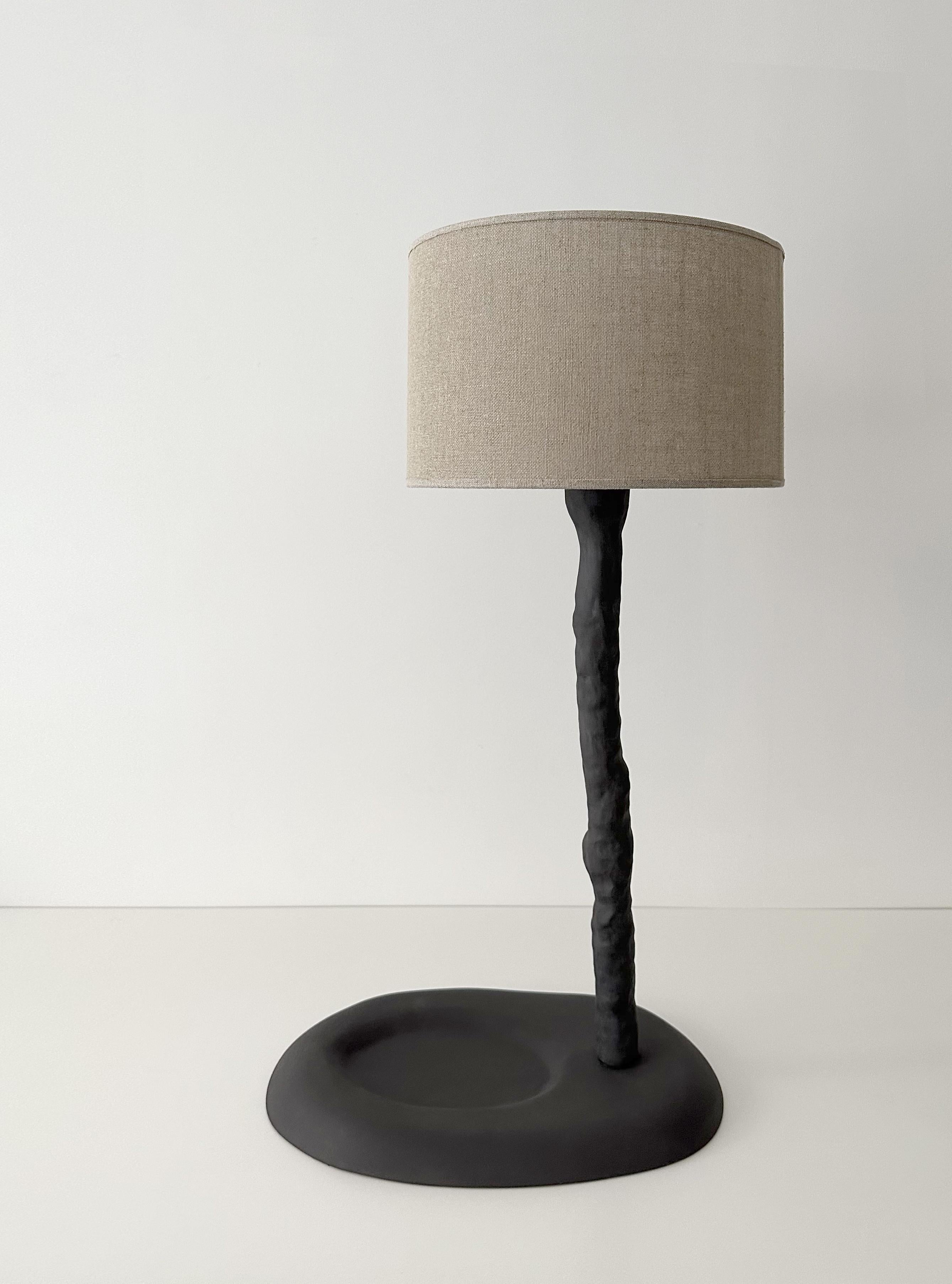 Abstrakte Holzschüssel-Lampe von Atelier Monochrome.
Ein Unikat.
MATERIALIEN: Keramik / Sandstein.
Abmessungen: H 70 x T 28 x B 40 cm.

Alle unsere Lampen können je nach Land verkabelt werden. Wenn es in die USA verkauft wird, wird es zum Beispiel