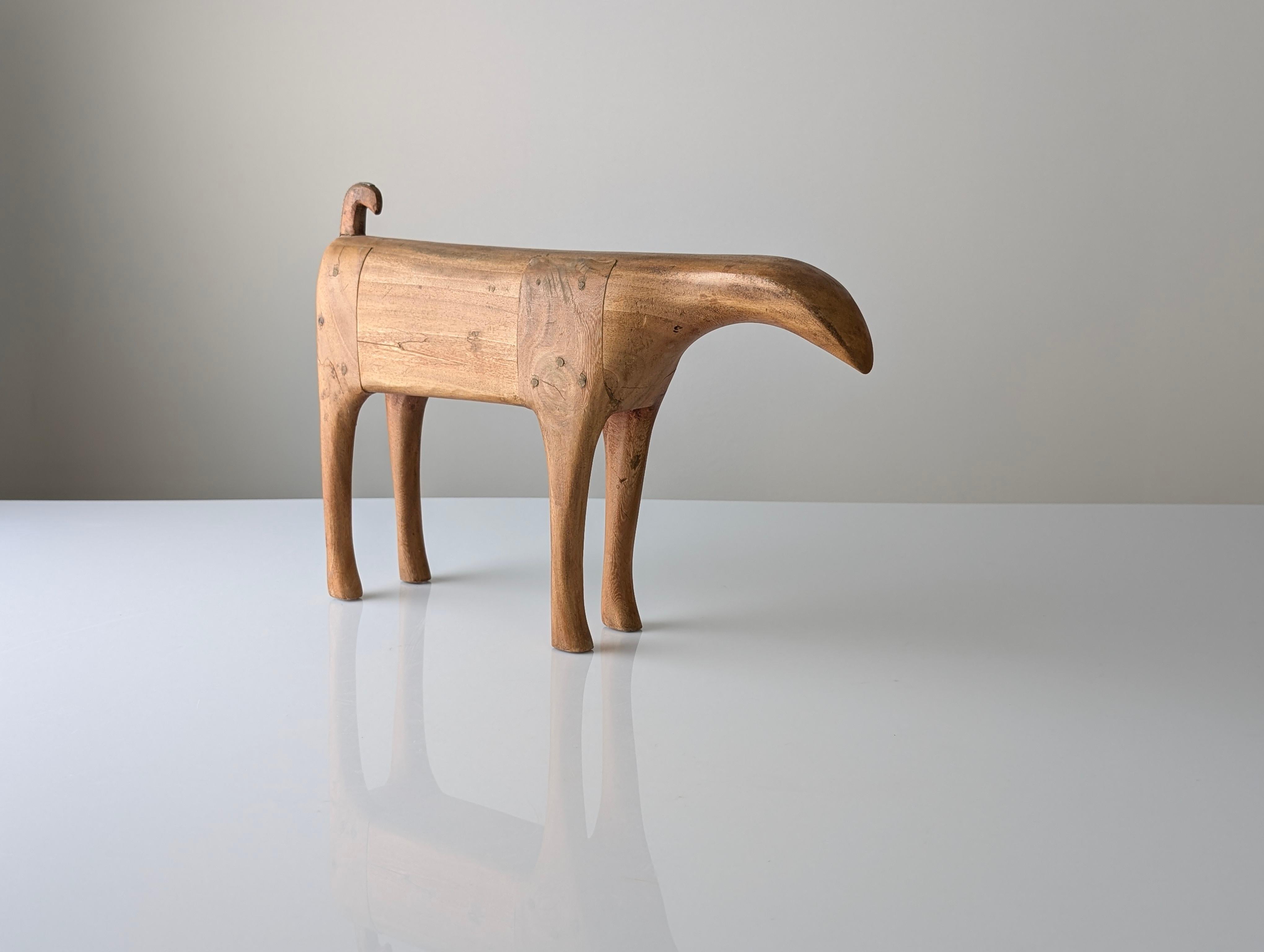 Abstrakte Tierskulptur aus Holz, skandinavisches Mid-Century Design im Angebot 3