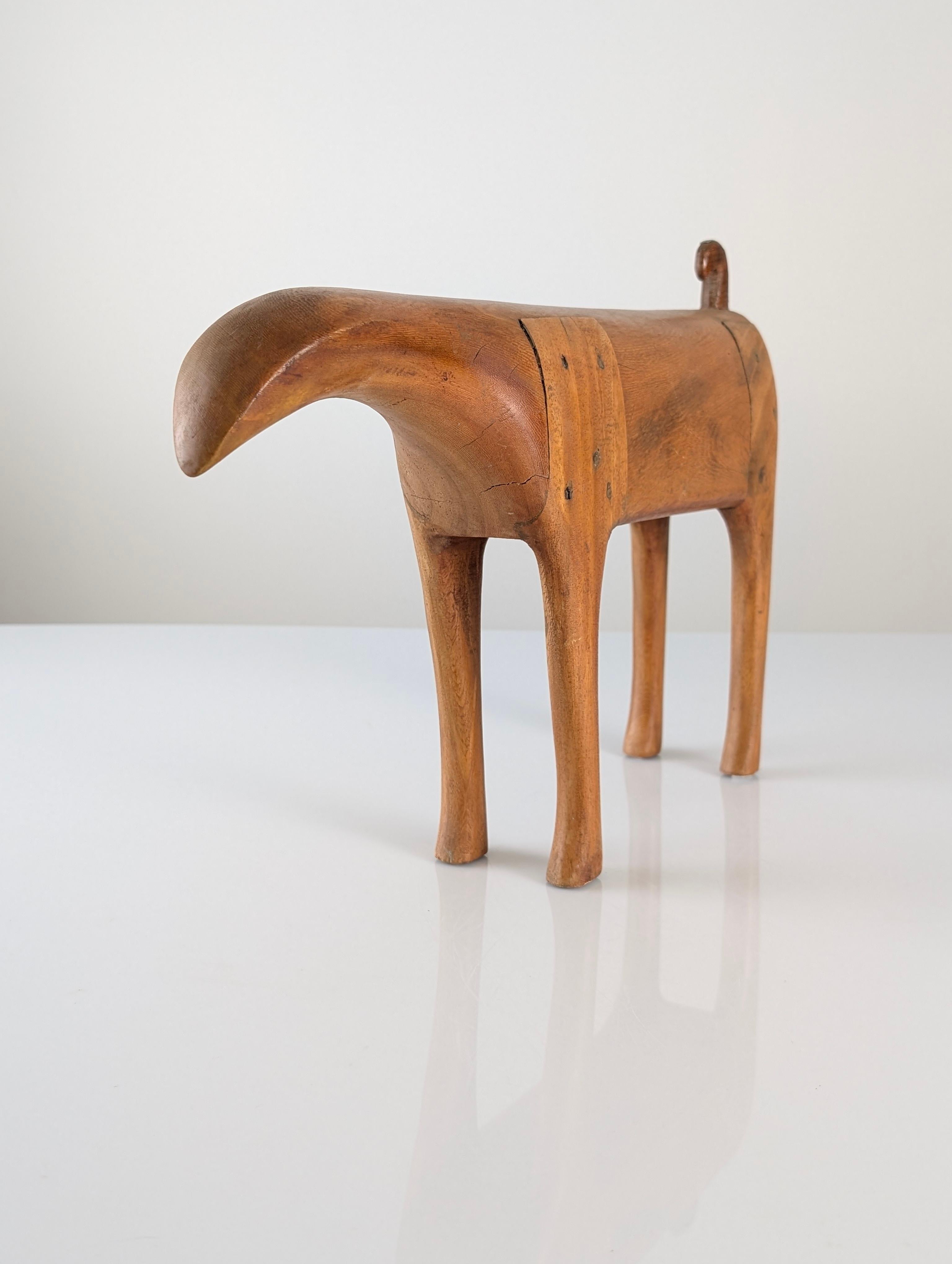 Abstrakte Tierskulptur aus Holz, skandinavisches Mid-Century Design (Schwedisch) im Angebot