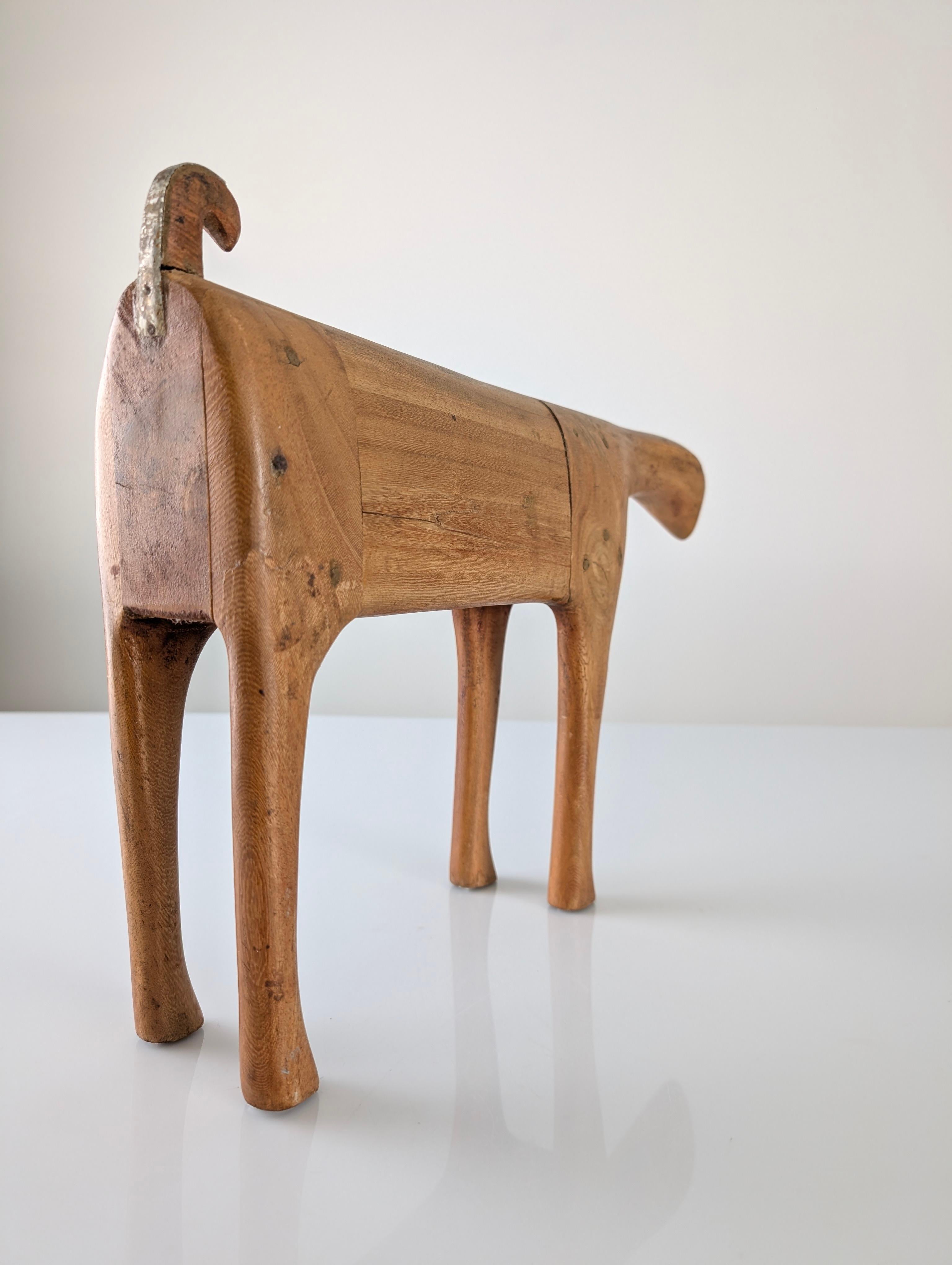 Abstrakte Tierskulptur aus Holz, skandinavisches Mid-Century Design (Handgefertigt) im Angebot