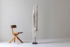 Escultura abstracta de madera de R. Ditmarch, Países Bajos, década de 1970.