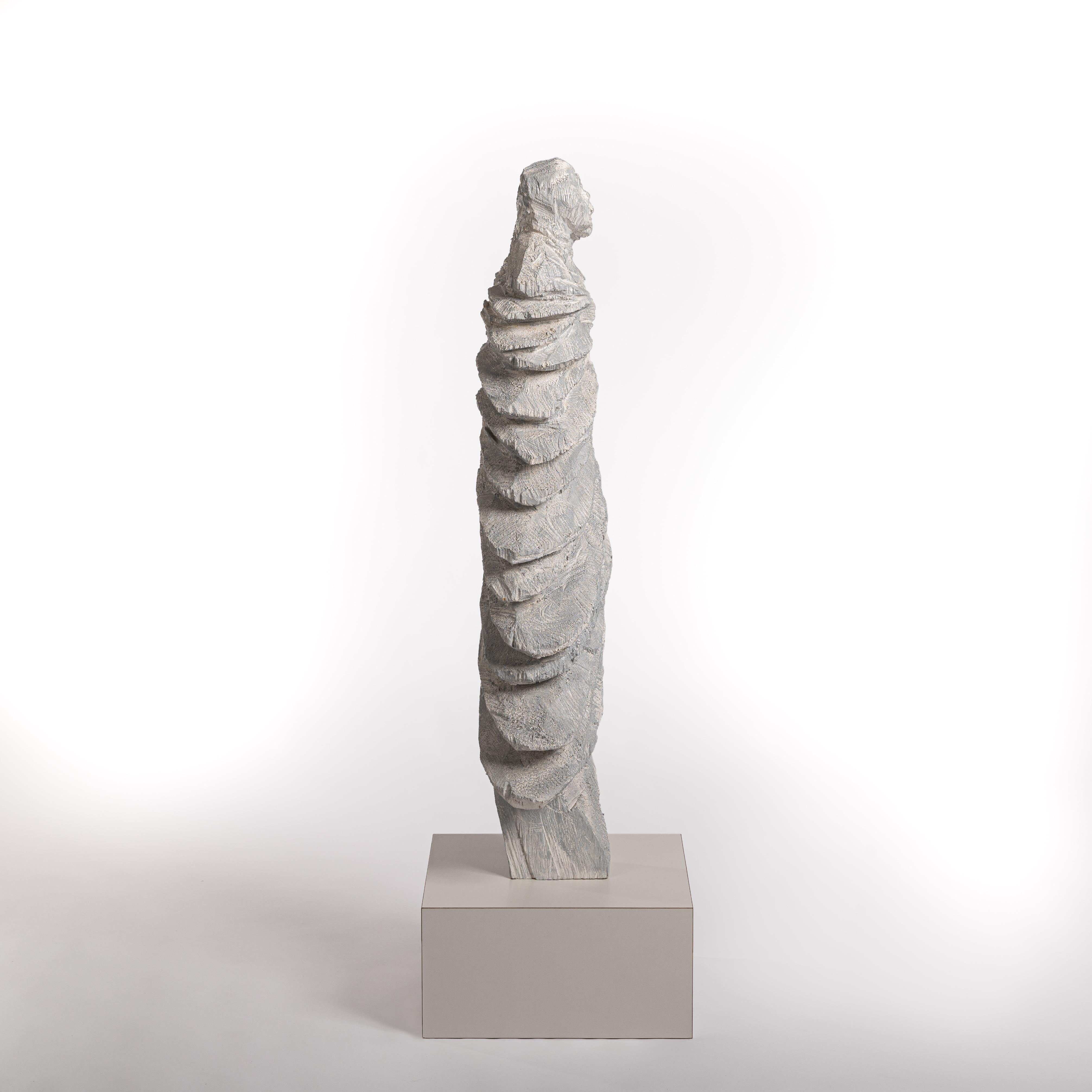 Allemand Sculpture abstraite en bois « Wins » peinte en gris-blanc par Christofer Kochs, 2016 en vente