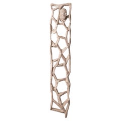 Scultura astratta in legno a parete in bianco sabbia di Christofer Kochs 2018