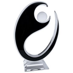 Sculpture abstraite "Yin Yang" en lucite noire et transparente