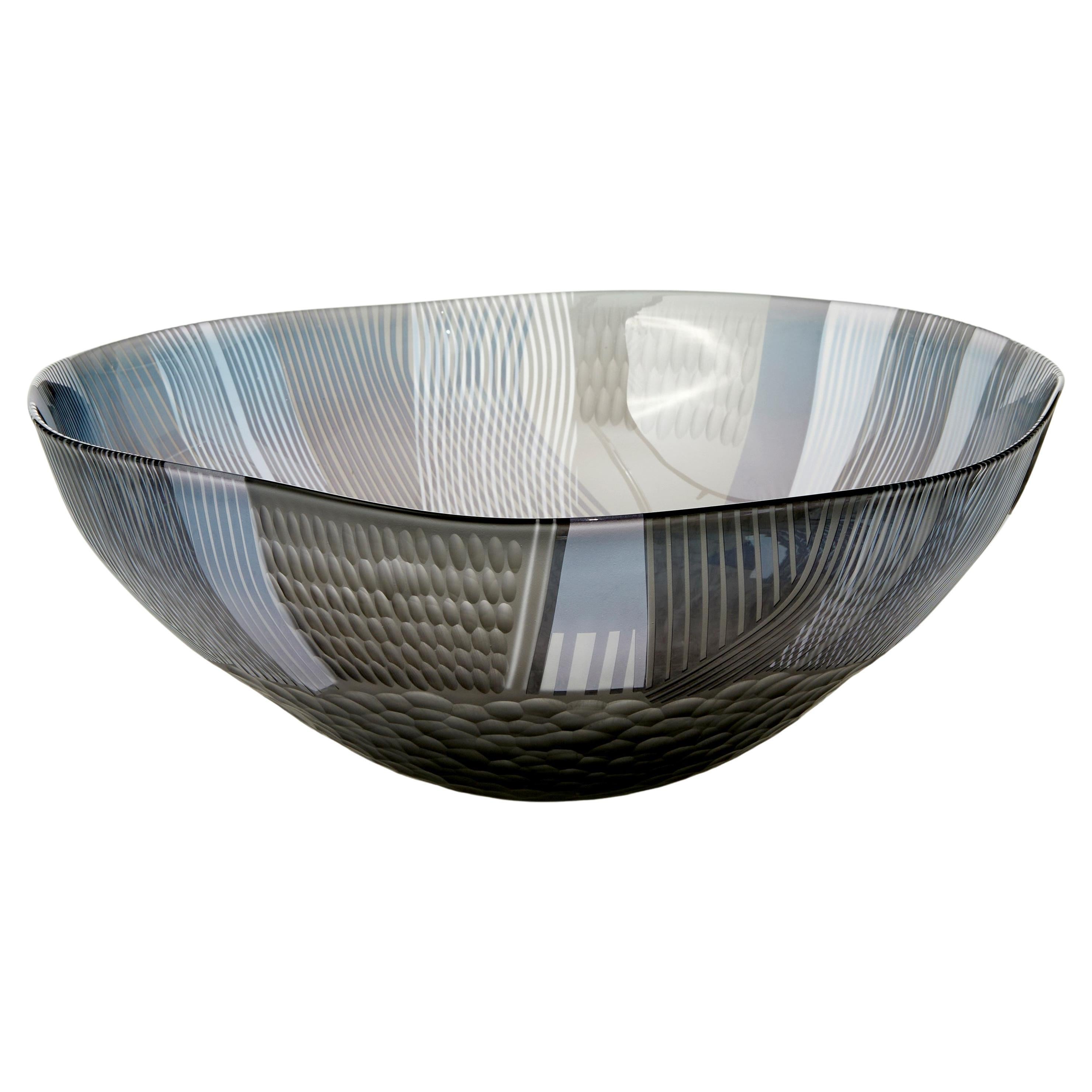 Tierra abstraída Cielo gris sobre azul invierno, obra de vidrio tallado de Kate Jones en venta