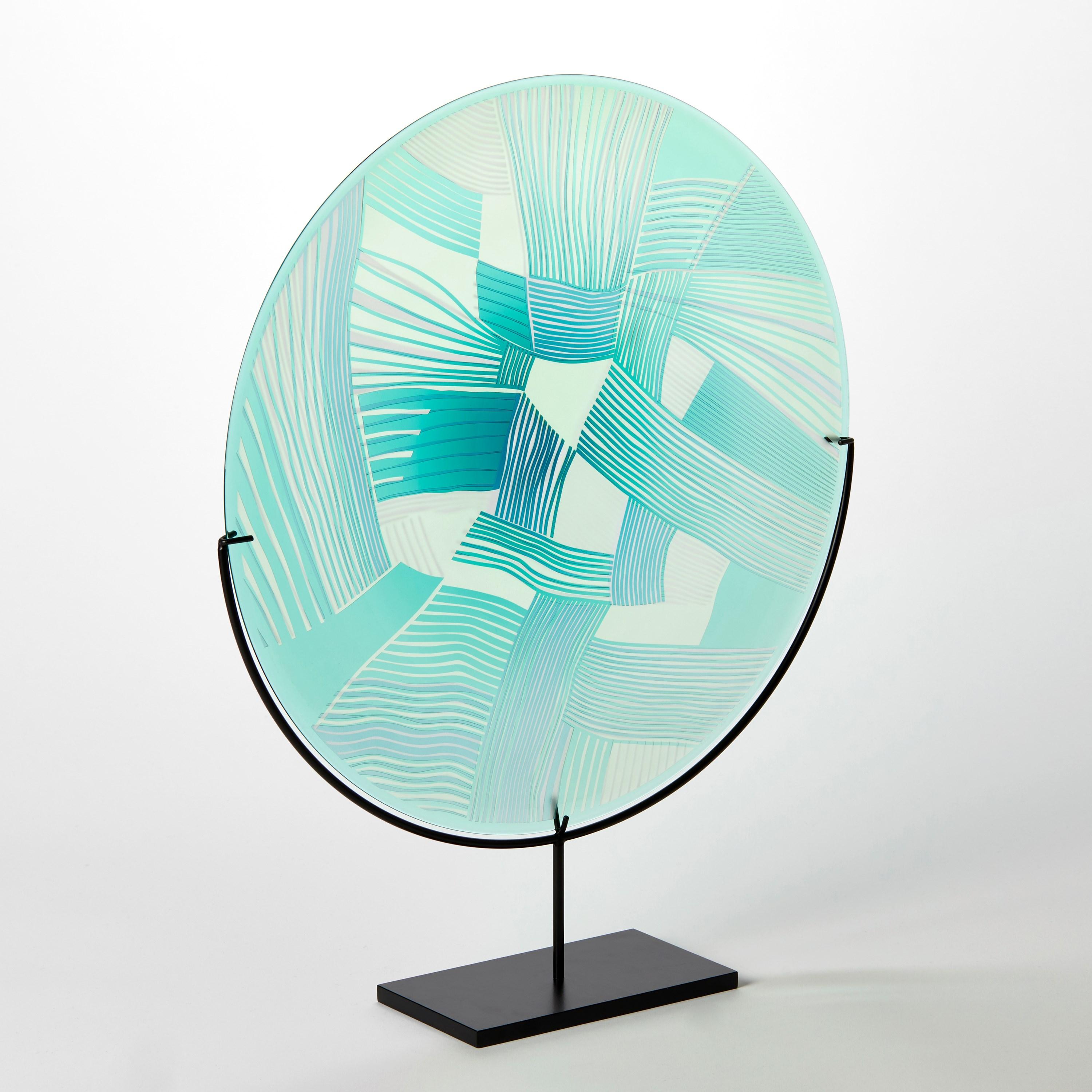 Organique Une œuvre d'art en verre taillé de Kate Jones, bleu aqua sur vert gazon abstrait en vente