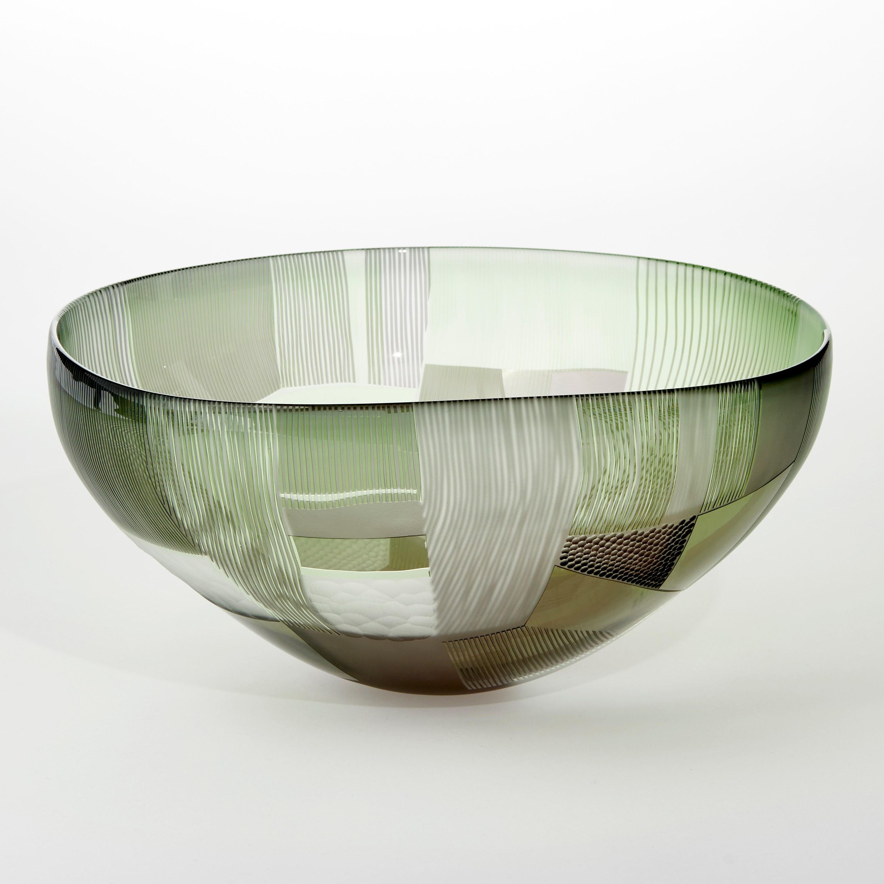 Organique Centre de table en verre taillé gris terre sur vert mousse abstrait de Kate Jones en vente