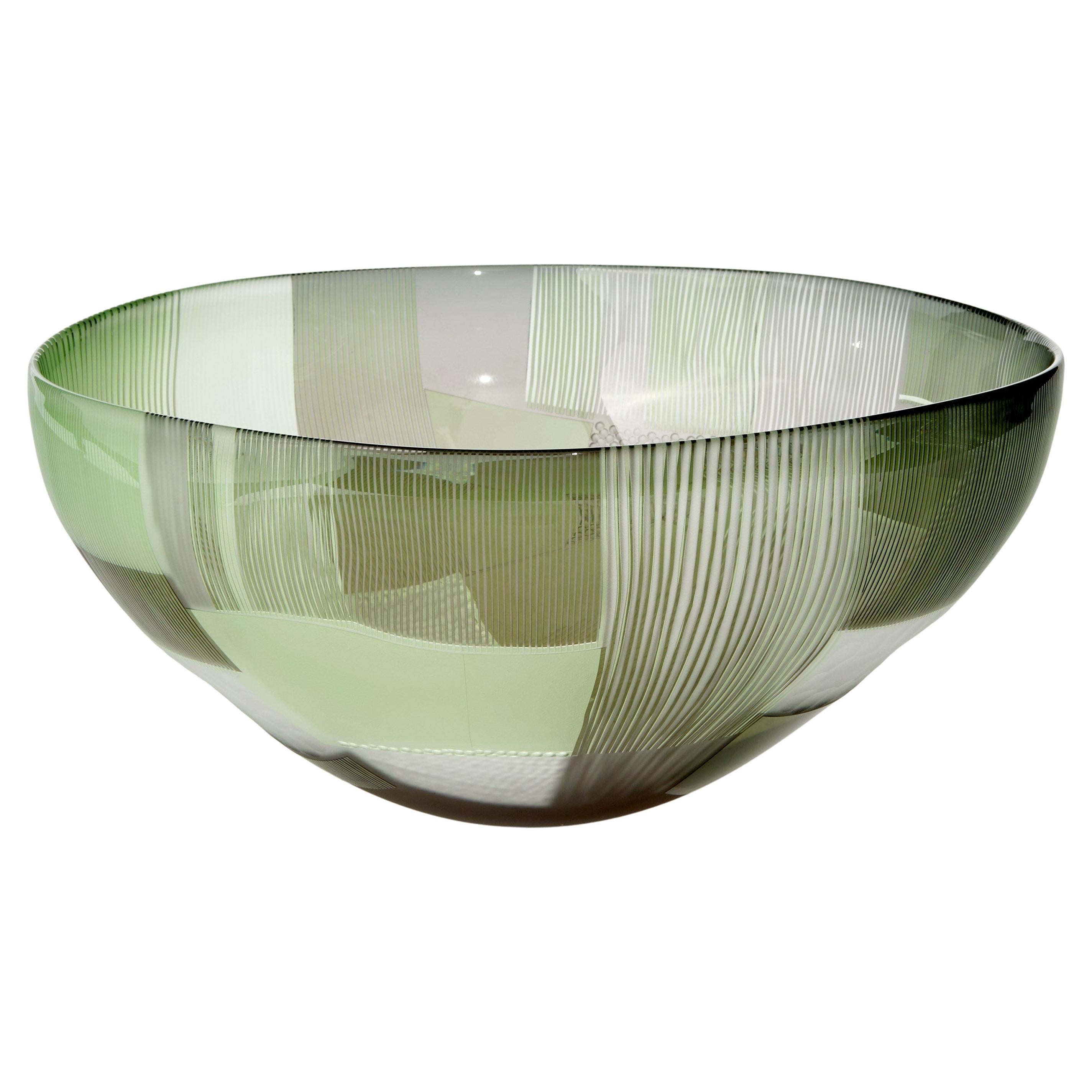 Centre de table en verre taillé gris terre sur vert mousse abstrait de Kate Jones en vente