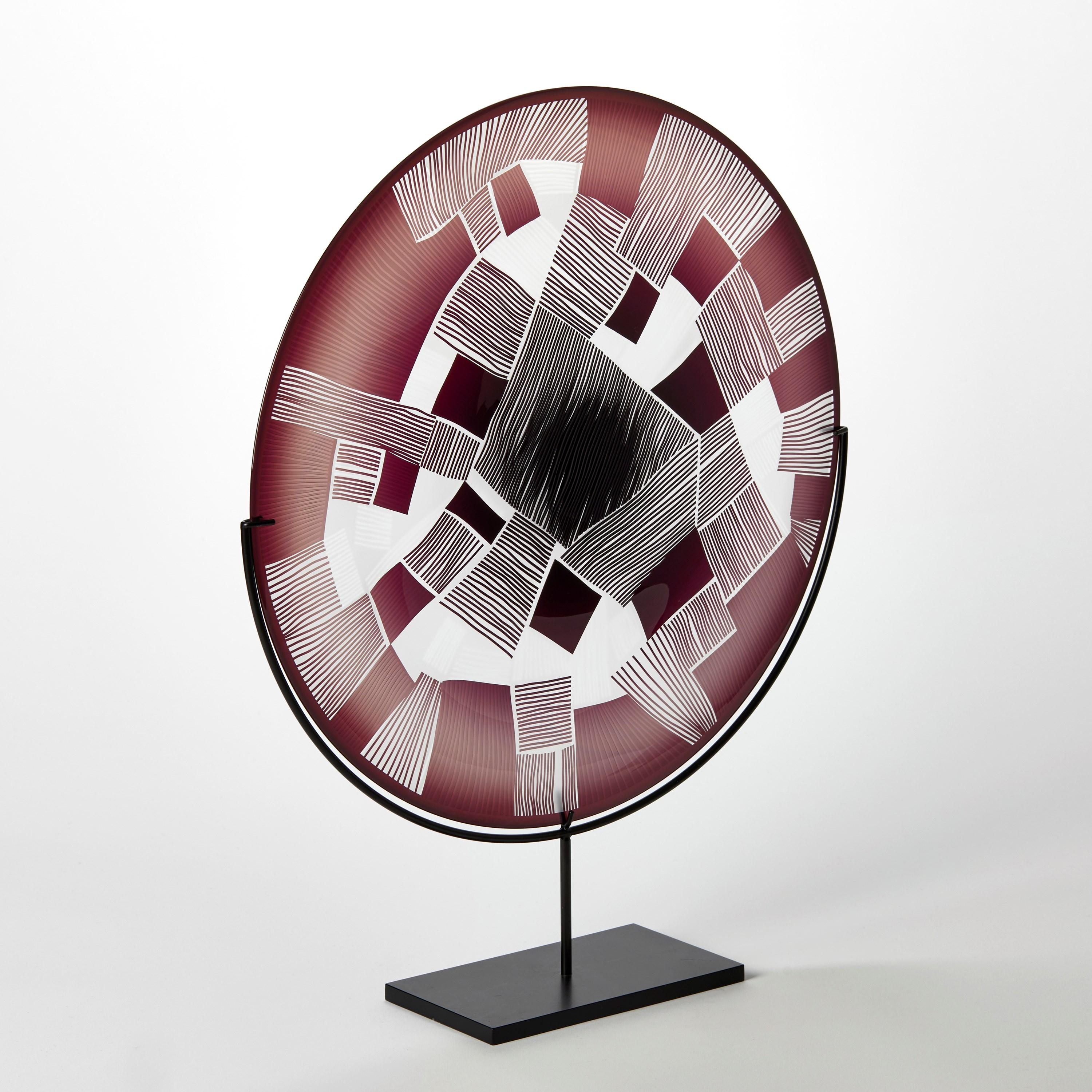 Abstraktes Land Rubinrot, ein Ochsenblutrot und klares Glaskunstwerk von Kate Jones (Organische Moderne) im Angebot