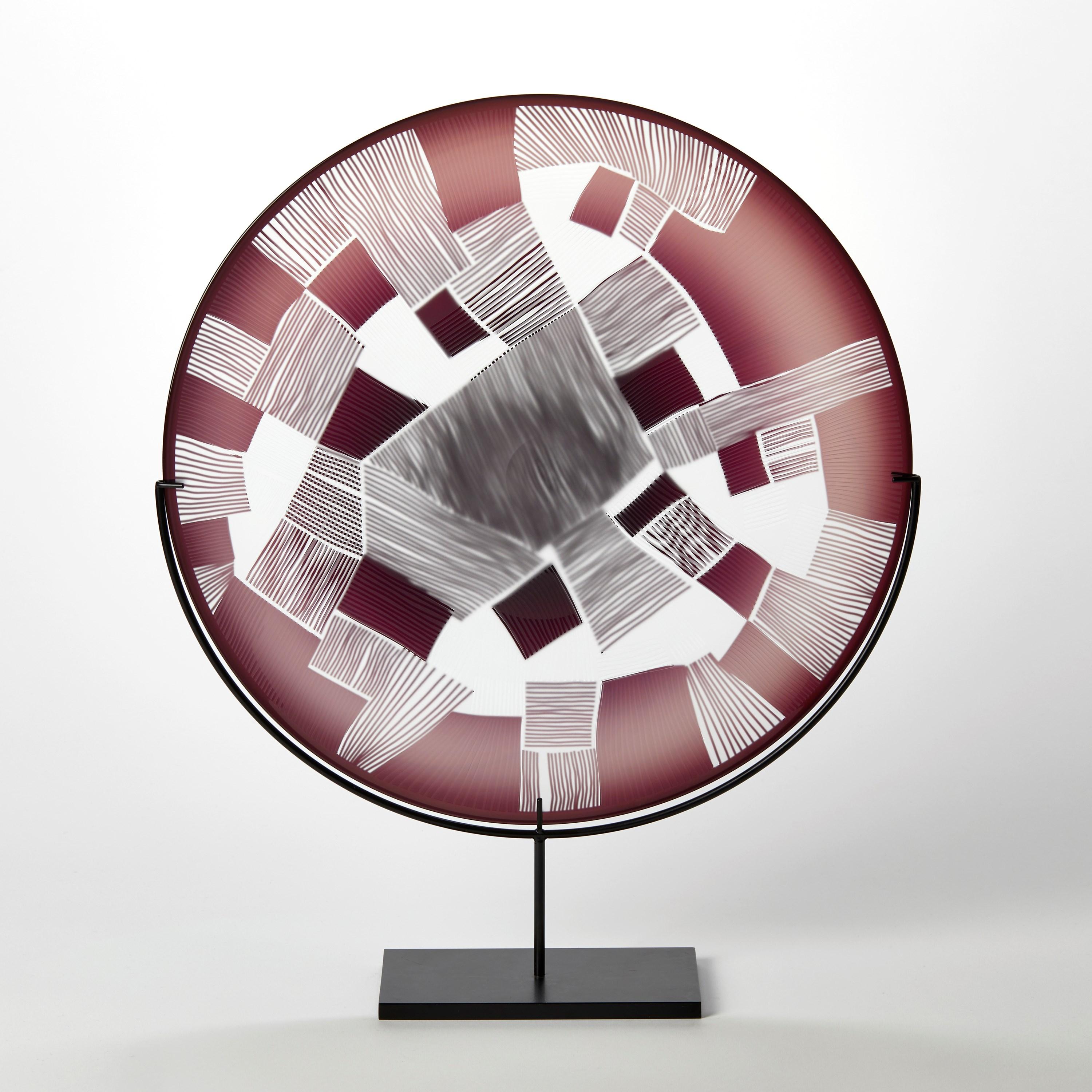 Abstraktes Land Rubinrot, ein Ochsenblutrot und klares Glaskunstwerk von Kate Jones (Britisch) im Angebot
