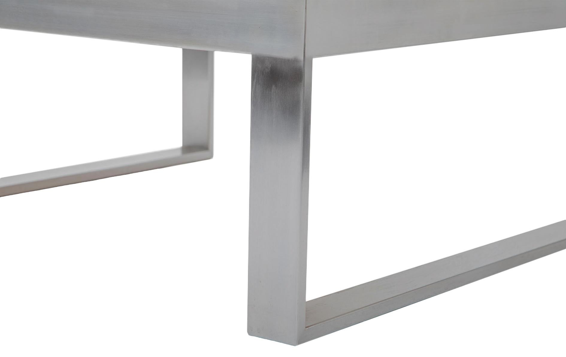 italien Table basse « Abstraction n° 2 » avec base en fer satiné en vente