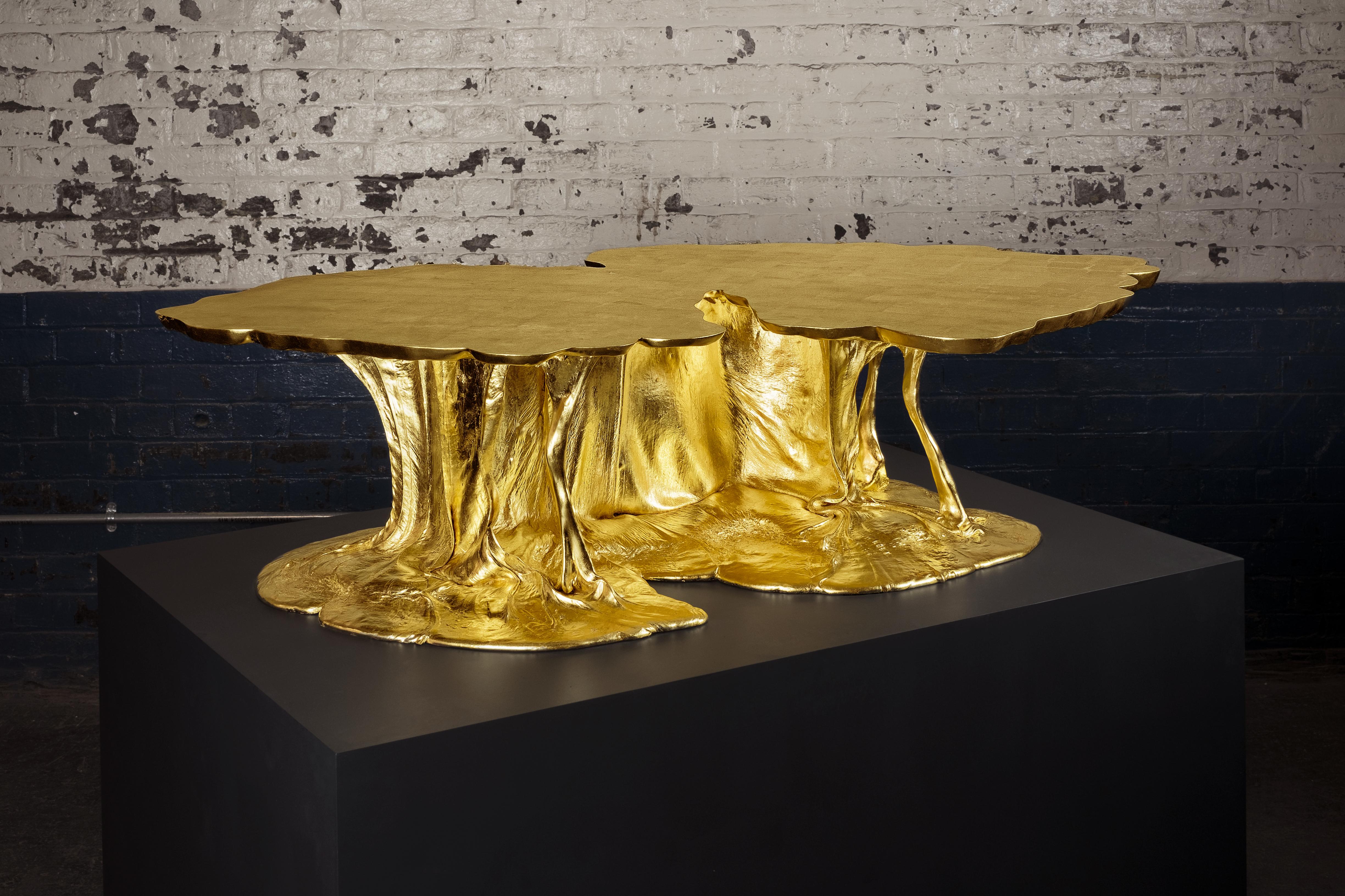 Table basse Abstraction II de Kris Lamba Studio
Dimensions : L 150 x D 80 x H 45 cm
Matériaux : or 24ct, bio-polymère.
Poids : 60 Kg.

Kris Lamba est né à Londres en 1984. Il crée des sculptures à petite et grande échelle, des peintures et des