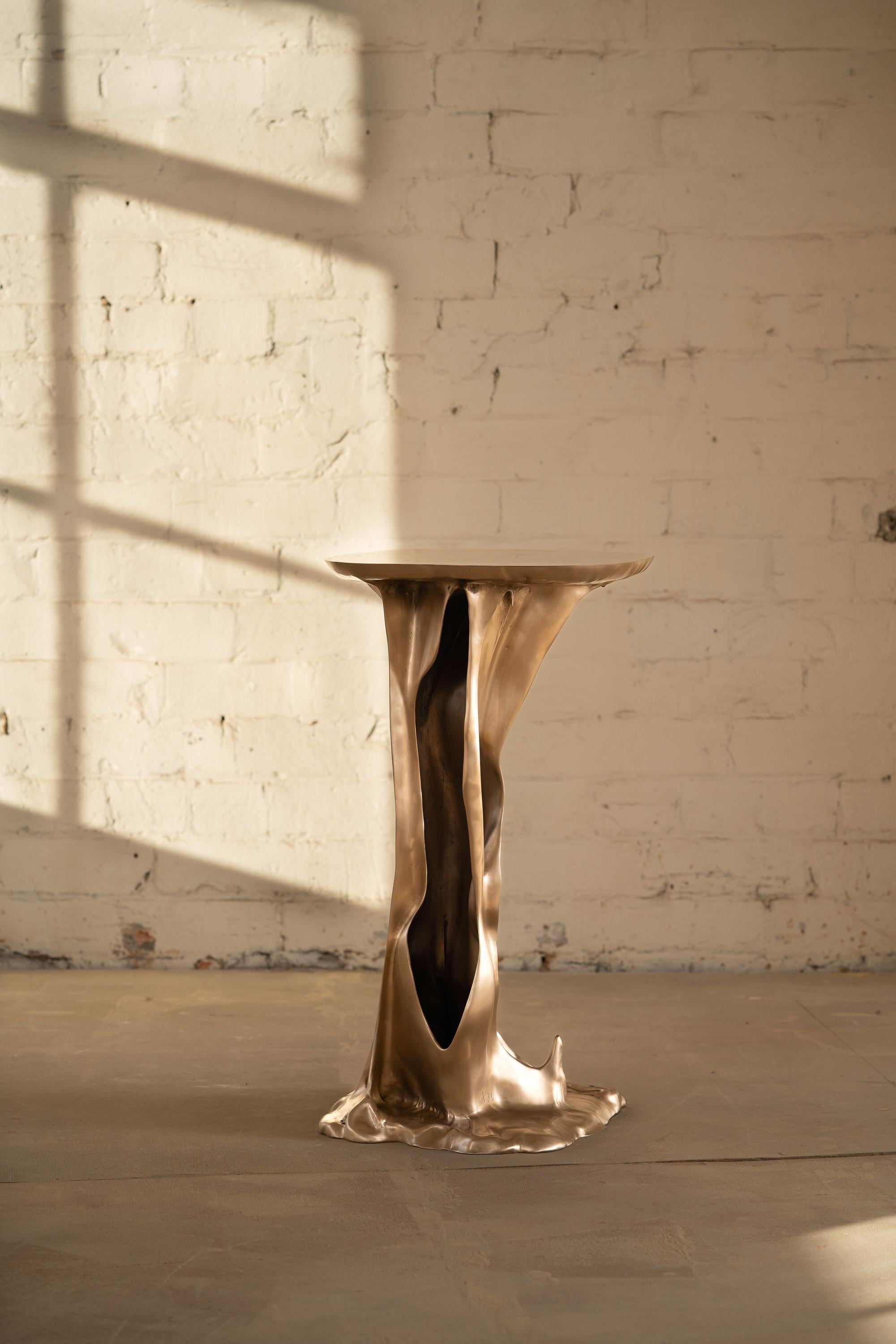 Table d'appoint Abstraction II par Kris Lamba Studio
Numéro d'édition : 9 +2 AP
Dimensions : L 33 x D 33 x H 70 cm
MATERIAL : Bronze bruni à la main.
Poids : 60 Kg.
Options : finitions polies, patinées et brunies disponibles

Voici la quatrième
