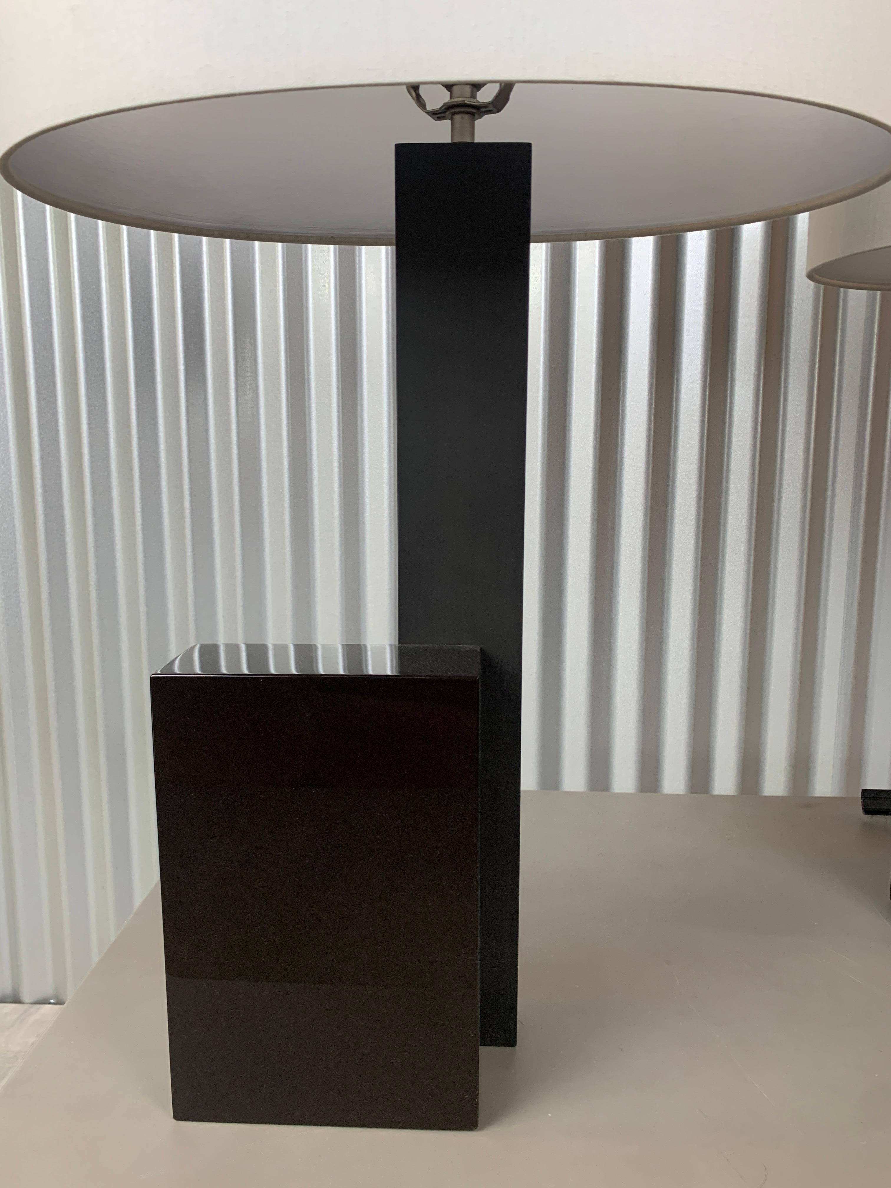 Deux lampes de table abstraction sur mesure par Herve Langais. Base en laque gris foncé et manche en acier noirci. 

Acquis à l'origine auprès de la Galerie Negropontes. 

30 