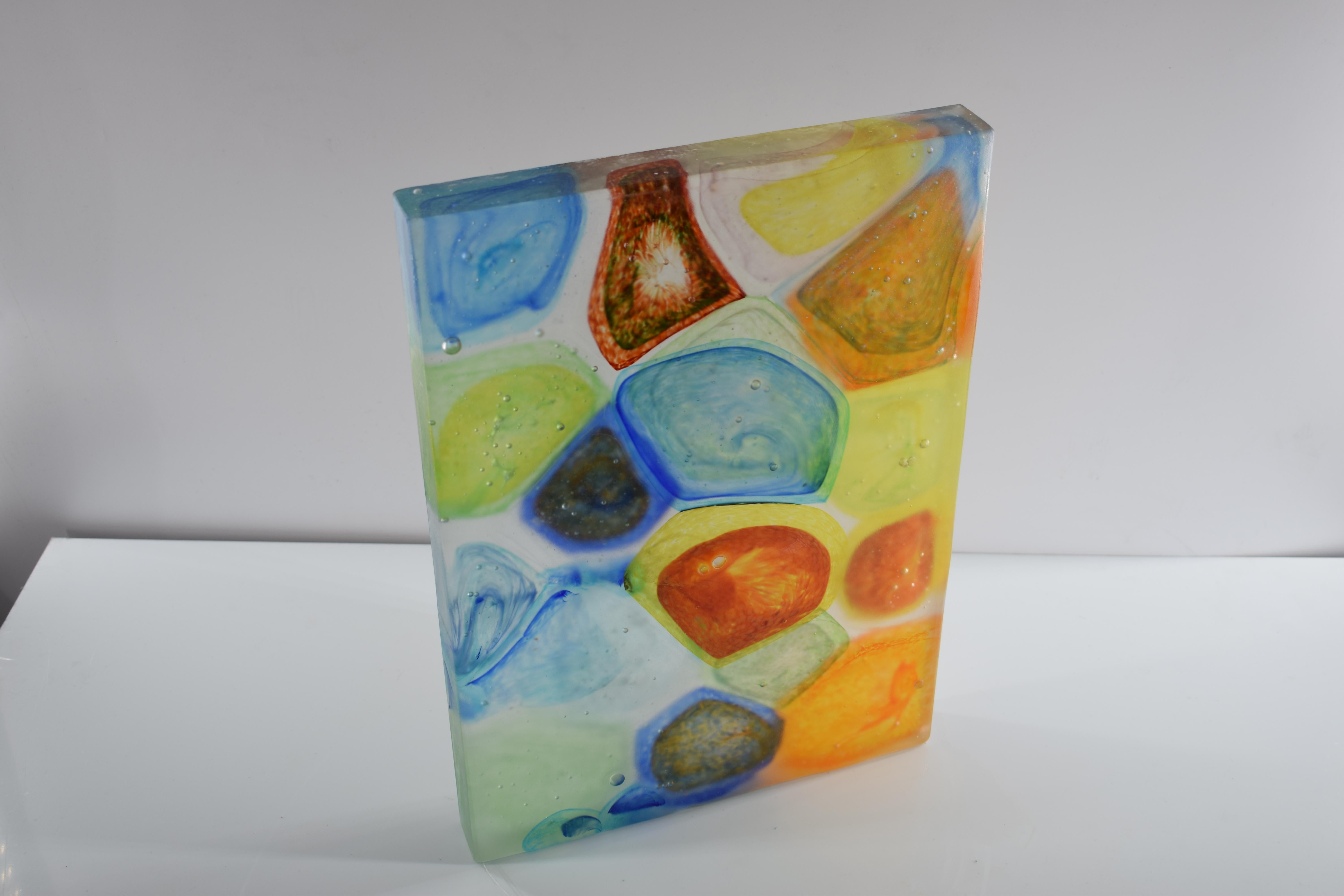 Monolith aus künstlerischem Murano-Glas. Die künstlerische Glasskulptur aus Murano ist ein kreativer und natürlicher Ausdruck des Künstlers Eros Raffael, hergestellt aus Murano-Glas mit einer von Eros Raffael entwickelten Technik. In dieser Skulptur