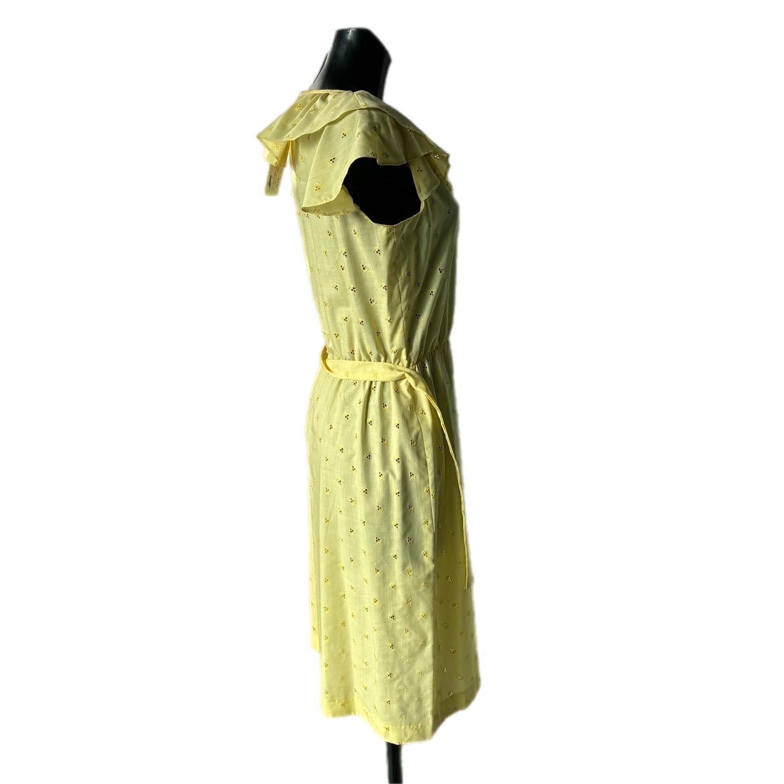 Sant'Andrea 1970er Jahre sangallo Kleid neu mit Tag
Midi-Größe, Taillenband und Schleier an den Schultern
Größe 44 klein passen
Maßnahmen:
Schultern 42cm
brustumfang 43cm
Taille 39cm
Länge 104cm
