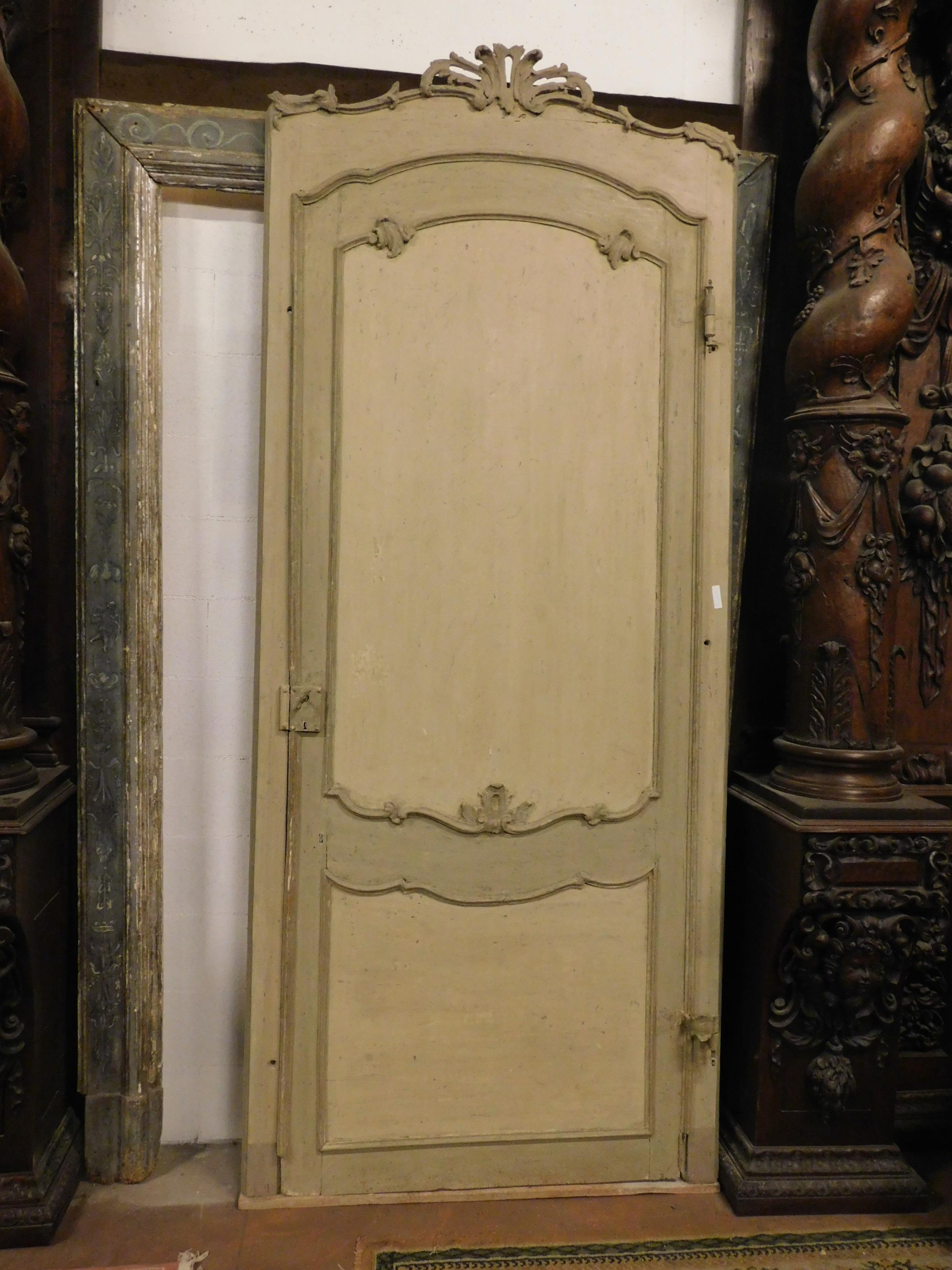 Antique Gray Arched and Lacquered Door with Carved Shells, 18th Century, Italy In Good Condition For Sale In Cuneo, Italy (CN)