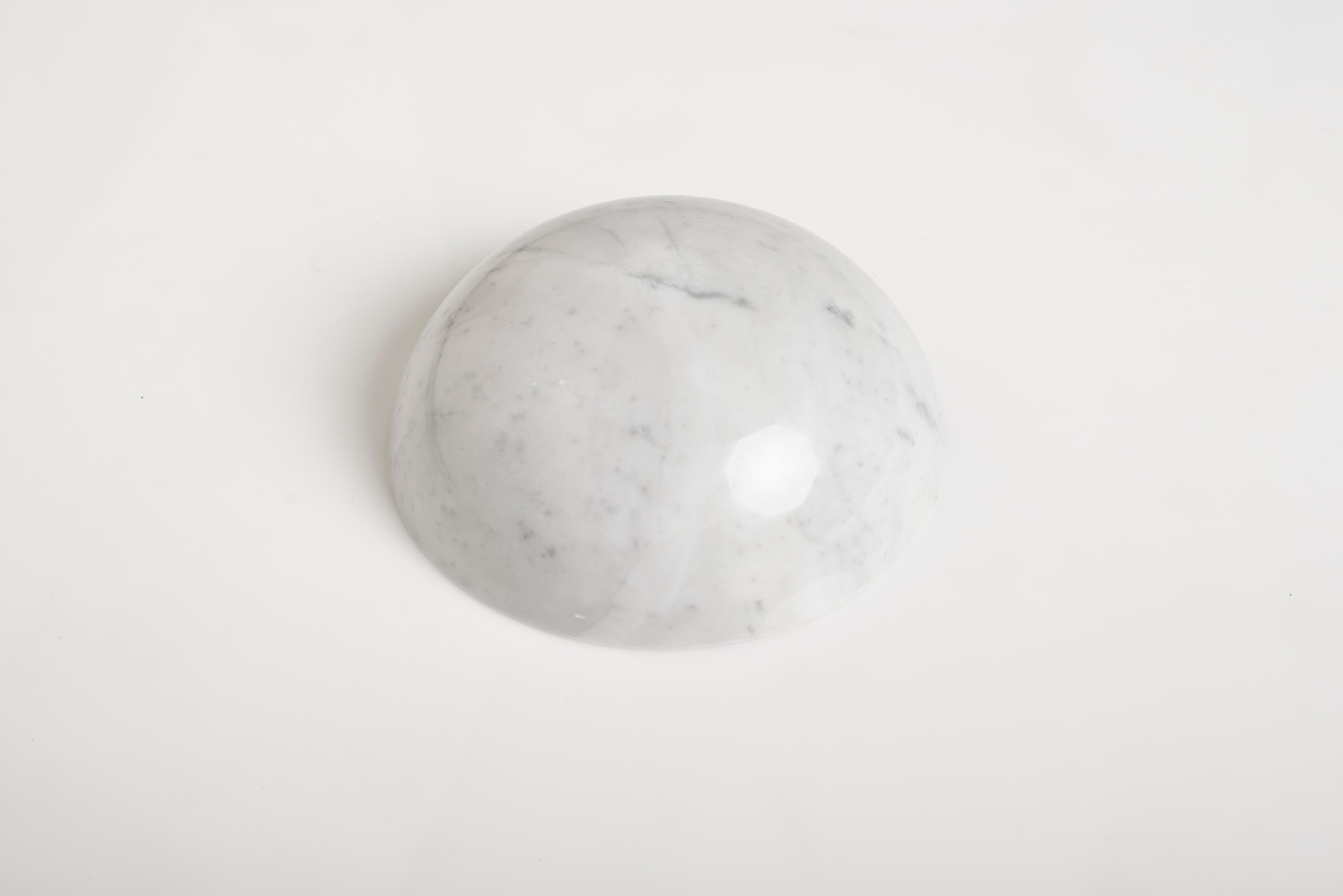 Scultura di Abu Dhabi di Carlo Massoud
Fatto a mano 
Dimensioni: D. 22 x H. 15 cm 
Materiali: marmo di carrara

Il lavoro di Carlo Massoud nasce dalla sua incessante messa in discussione delle norme sociali, politiche, culturali e ambientali.