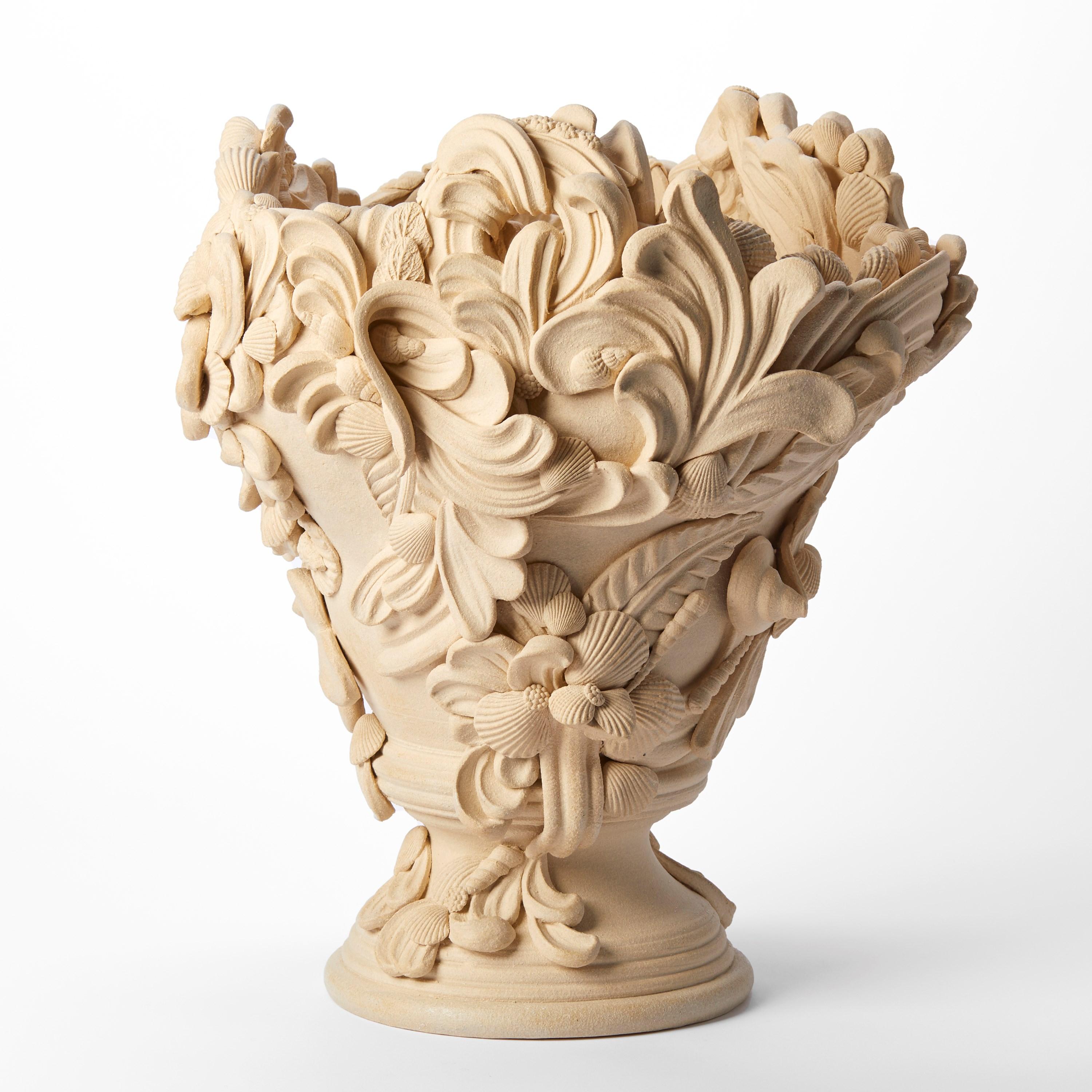 Abundance II, sandfarbenes Keramikgefäß mit Muscheln und Schnörkeln von Jo Taylor (Handgefertigt) im Angebot