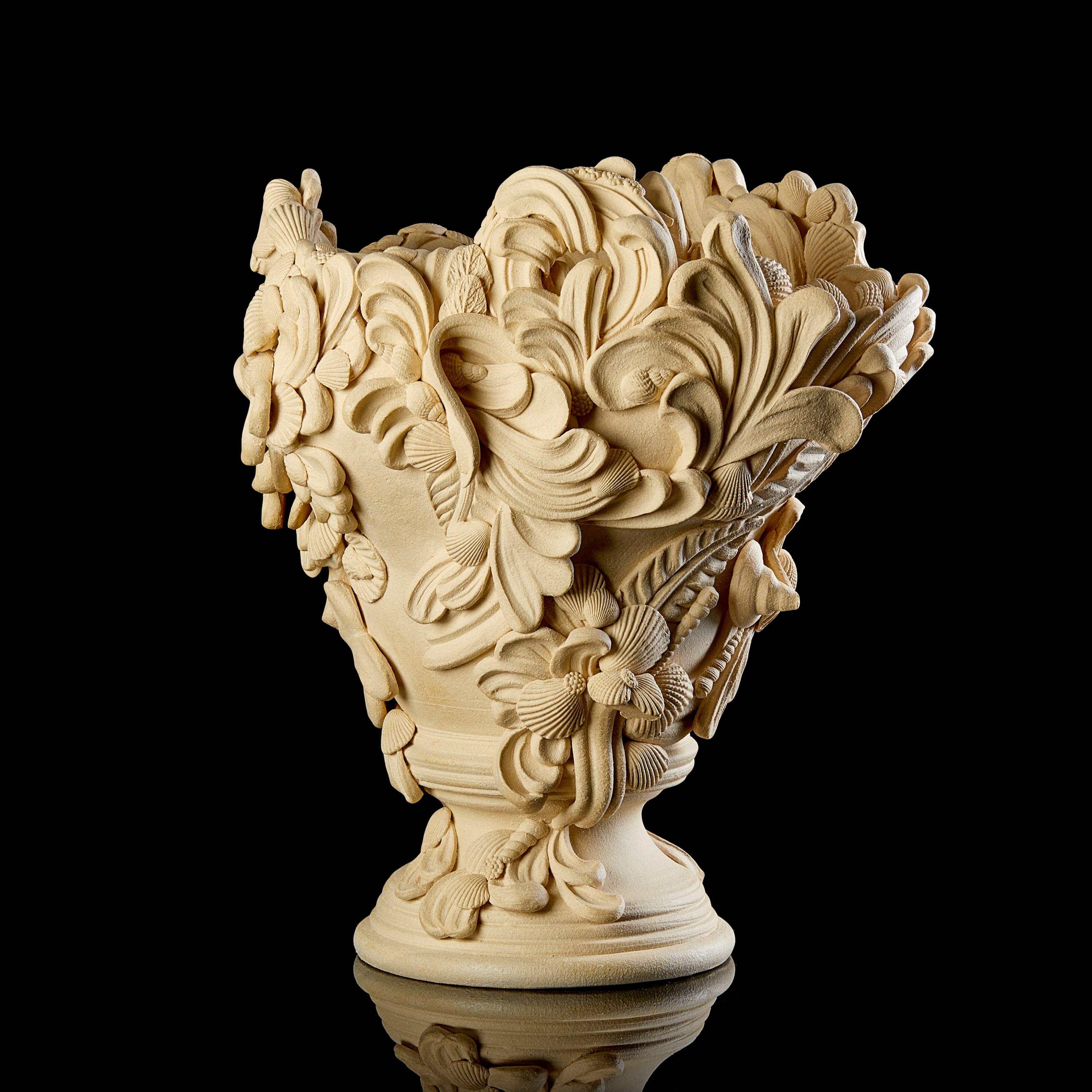 Abundance II, sandfarbenes Keramikgefäß mit Muscheln und Schnörkeln von Jo Taylor im Angebot 1