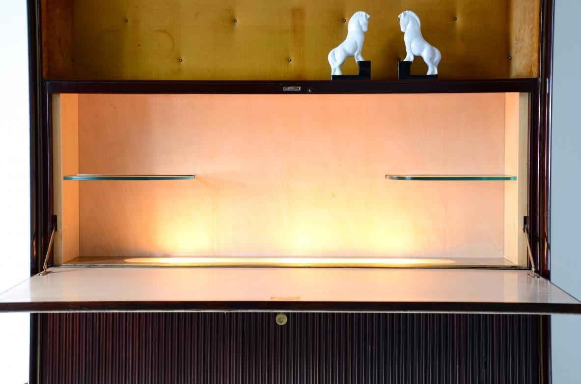 italien ABV Borsani  Grand meuble de rangement / bar / bibliothèque avec porte centrale peinte  en vente