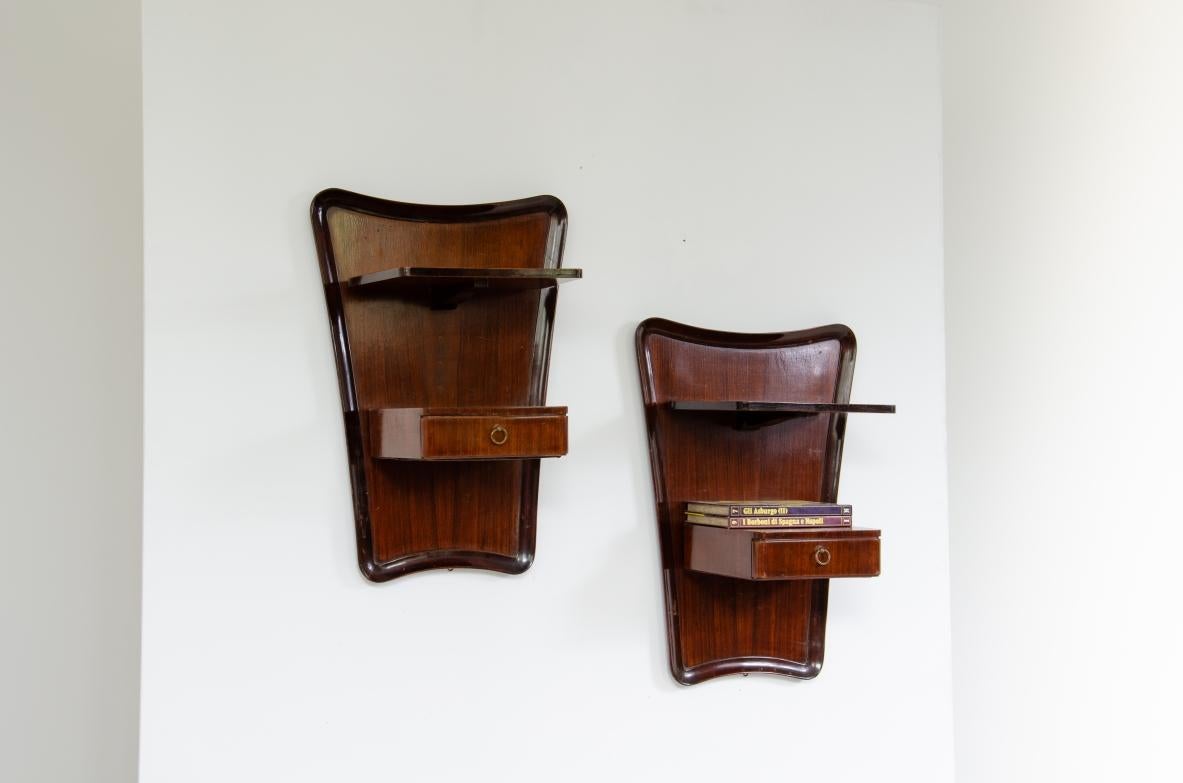 ABV Borsani Varedo  Splendid pair of shaped wooden hanging bedside tables In Excellent Condition For Sale In Milano, IT