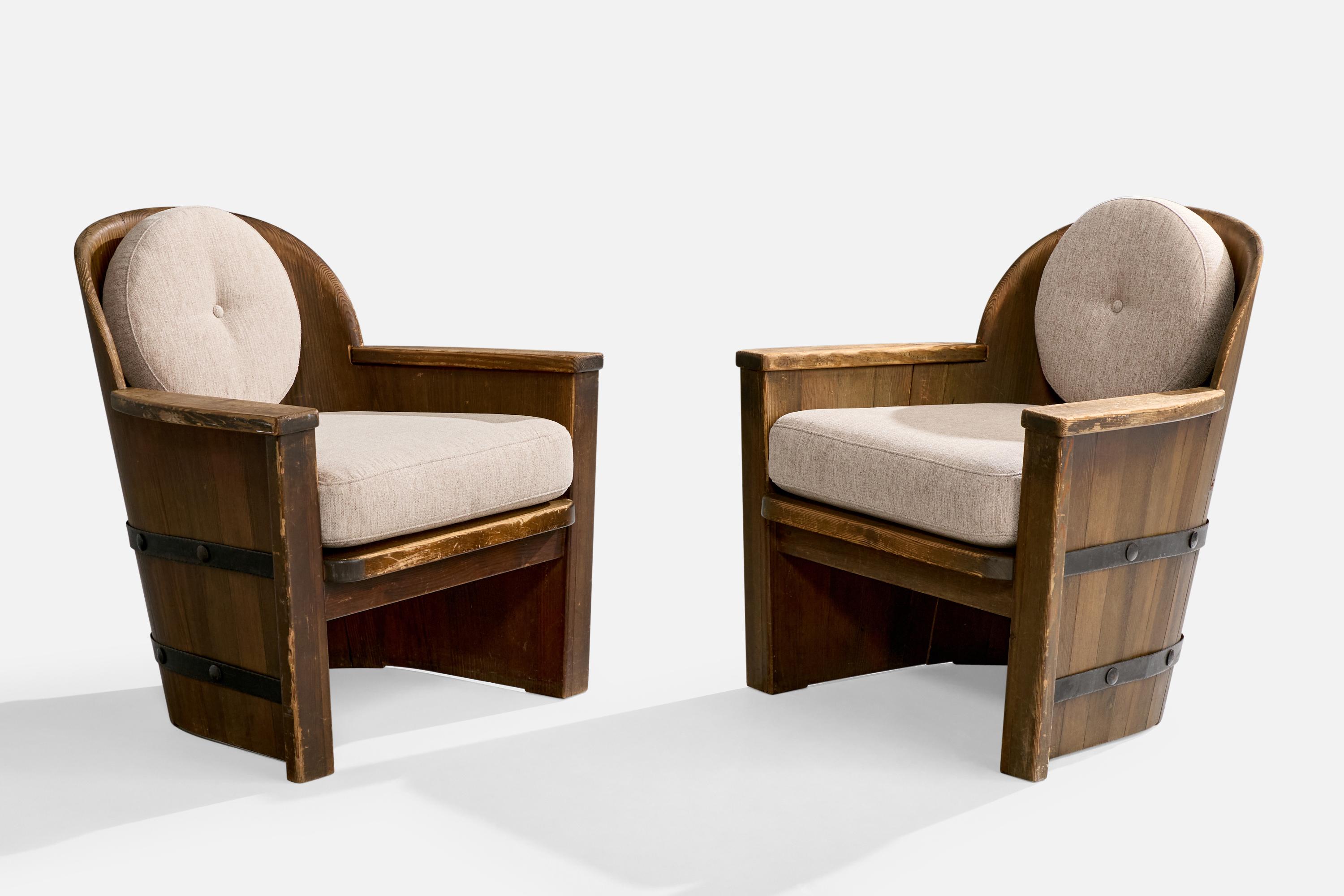 Paire de chaises longues en pin teinté foncé, en fer peint en noir et en tissu blanc cassé, conçues et produites par Åby Möbelfabrik, Suède, c.C. 1930.

Dimensions hors tout (pouces) : 29.9