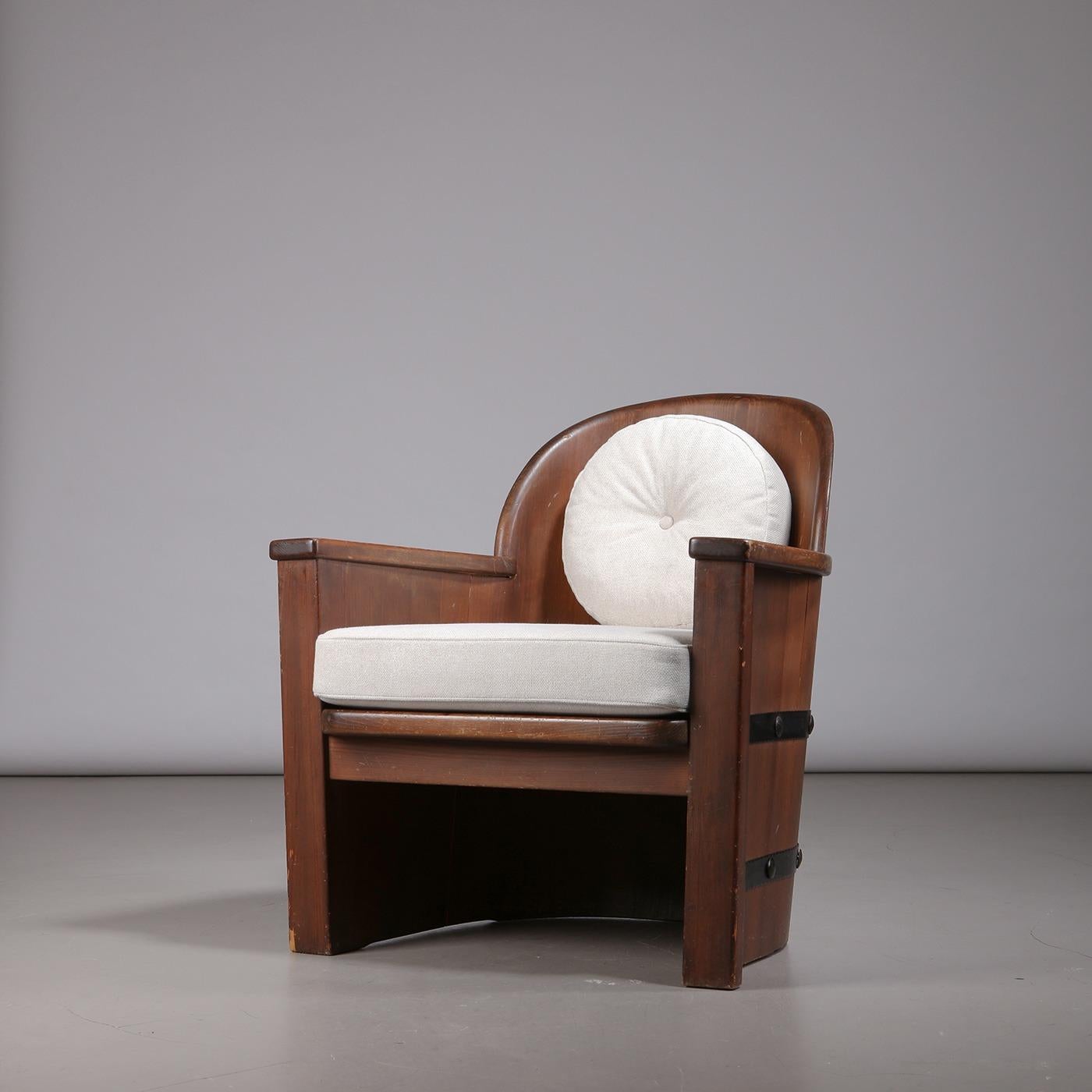 Rare fauteuil 'Lövåsen', fabriqué par Åby Möbelfabrik, Suède, années 1940. Pin massif, détails en fer forgé, coussins libres en tissu léger.

Dimensions :
Hauteur : 77 cm / 30.32 in
Largeur : 72 cm
Profondeur : 74 cm / 29.14 in
Hauteur d'assise : 42
