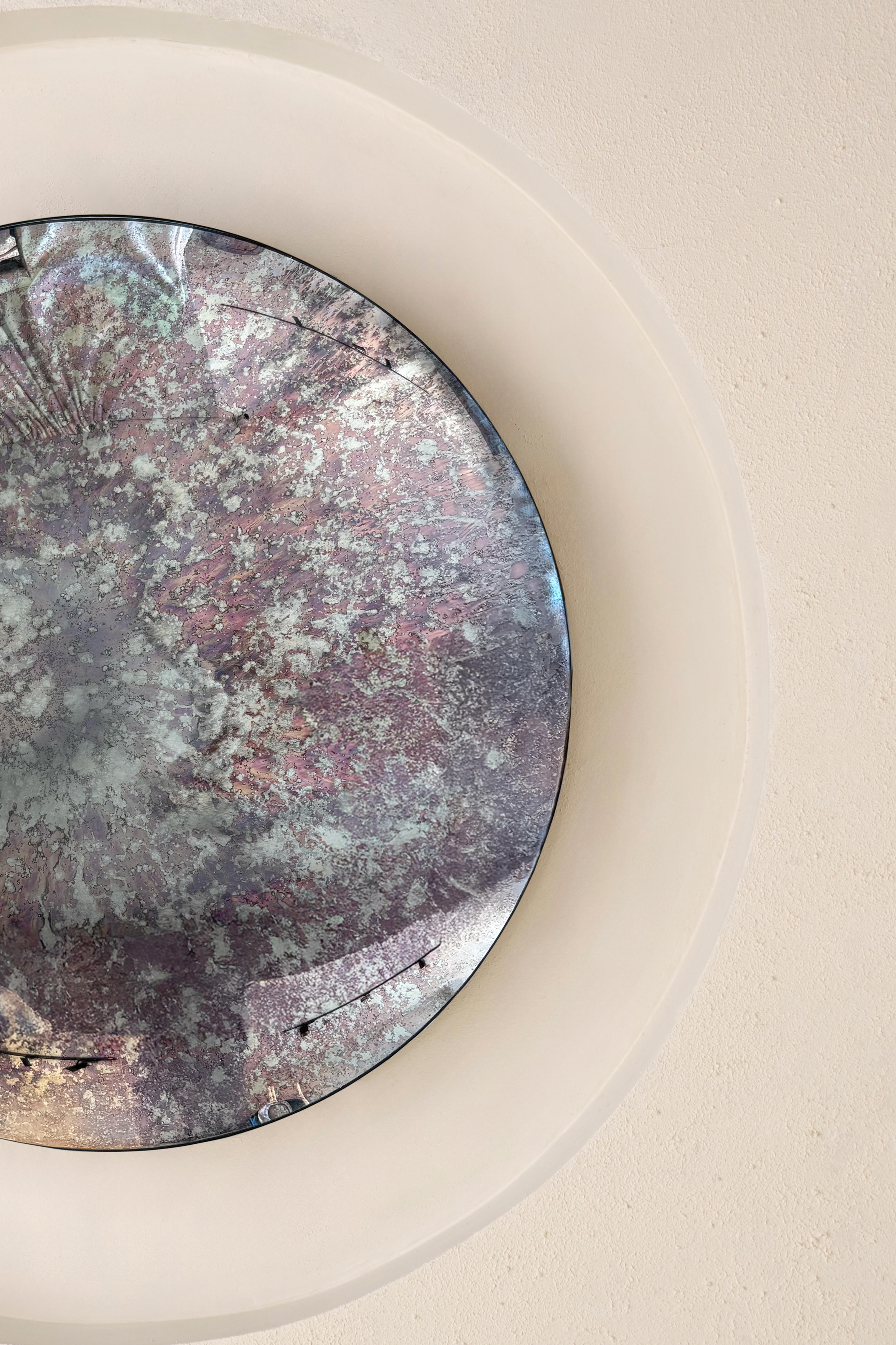 Miroir convexe oxydé
Ø97 cm  Profondeur : 8 cm  Épaisseur : 4 mm 
Couleur : Multicolore  Cintre : laiton

Collection ABYSS

La Collection S Collective de miroirs incurvés fusionne notre propre interprétation des techniques de miroiterie avec une