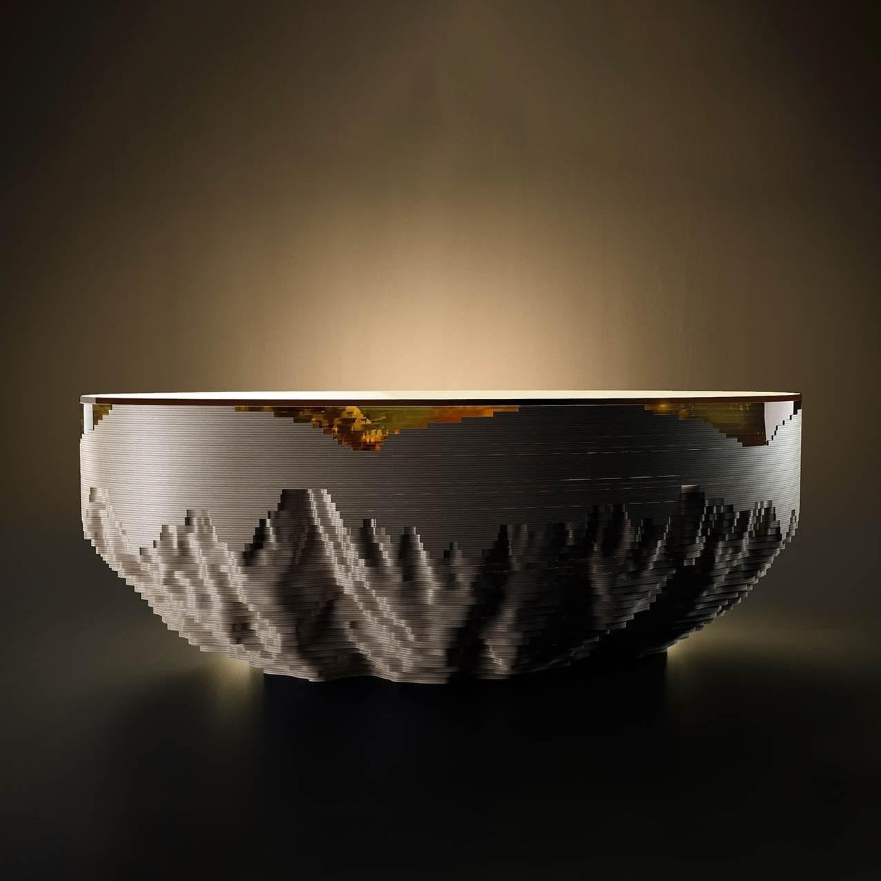Britannique Table basse ronde 'Abyss Horizon', plexiglas ambré et bois de bouleau en vente