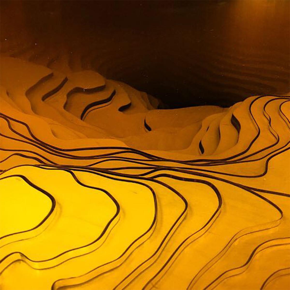Table basse ronde 'Abyss Horizon', plexiglas ambré et bois de bouleau Neuf - En vente à London, GB