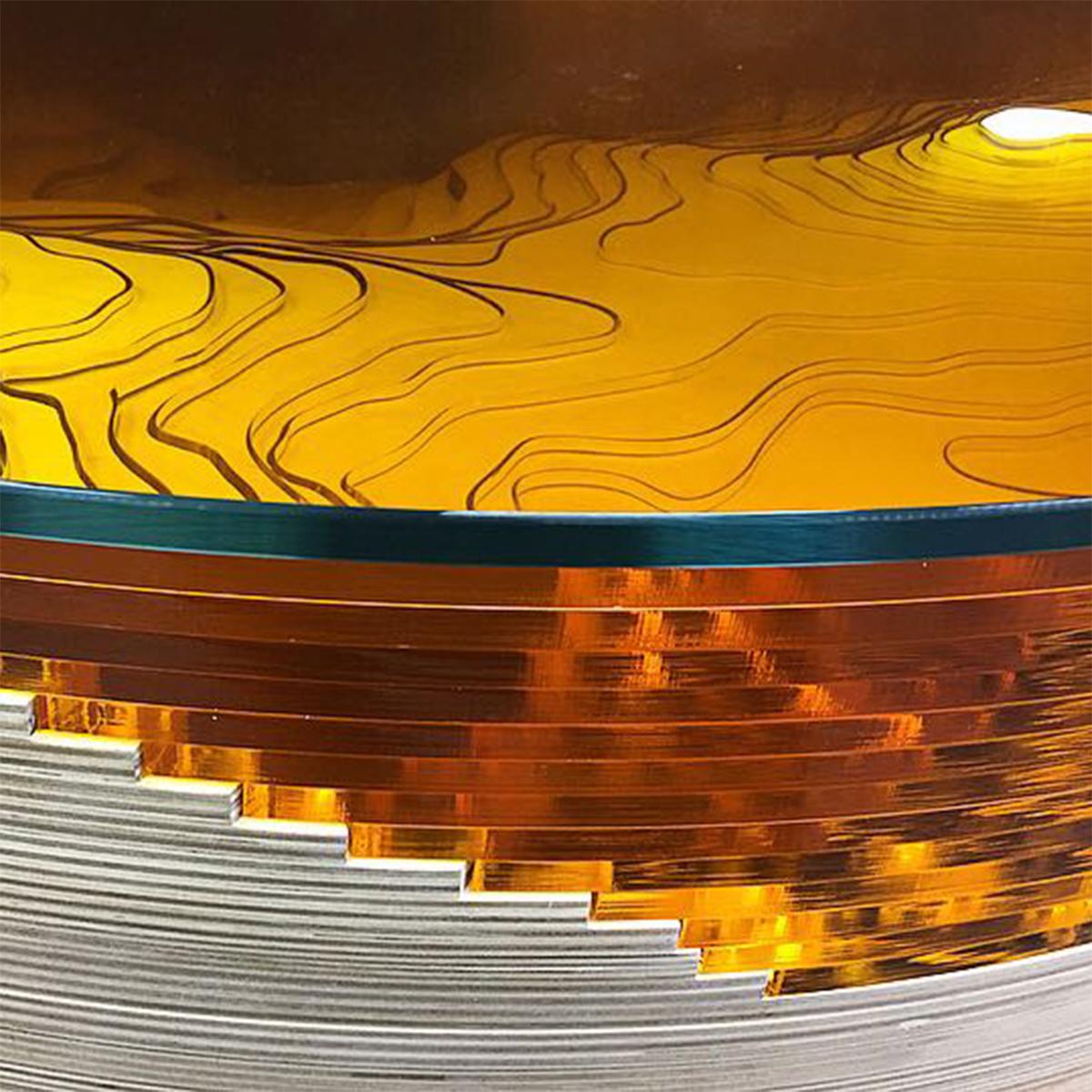 XXIe siècle et contemporain Table basse ronde 'Abyss Horizon', plexiglas ambré et bois de bouleau en vente
