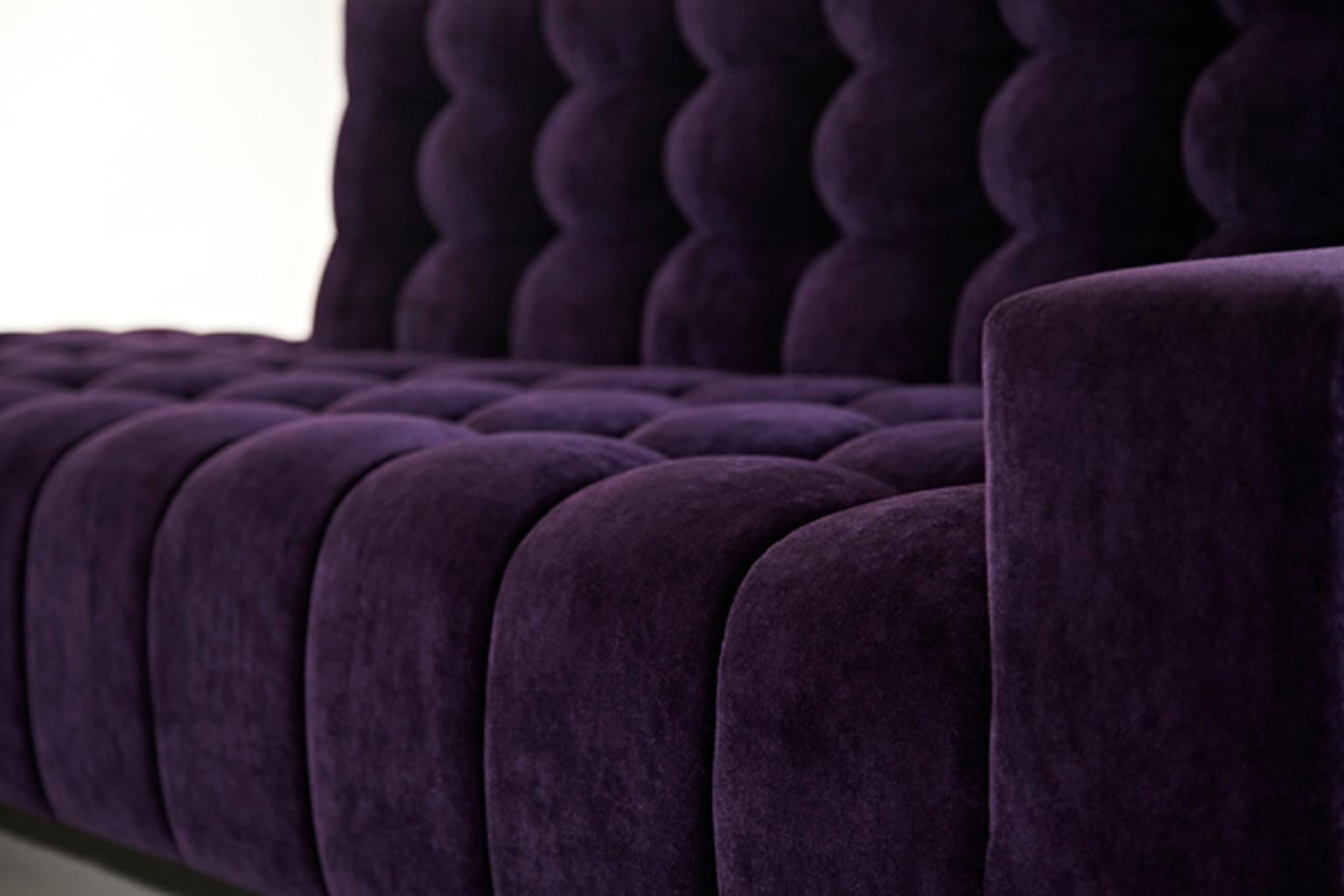 I contorni asimmetrici del Mini Abyss Sofa permettono allo sguardo di spaziare da e verso ciascuna delle sue estremità. L'orizzonte del divano ricorda un salotto informale che si fonde in un angolo cavernoso dove puoi sederti e rilassarti. La