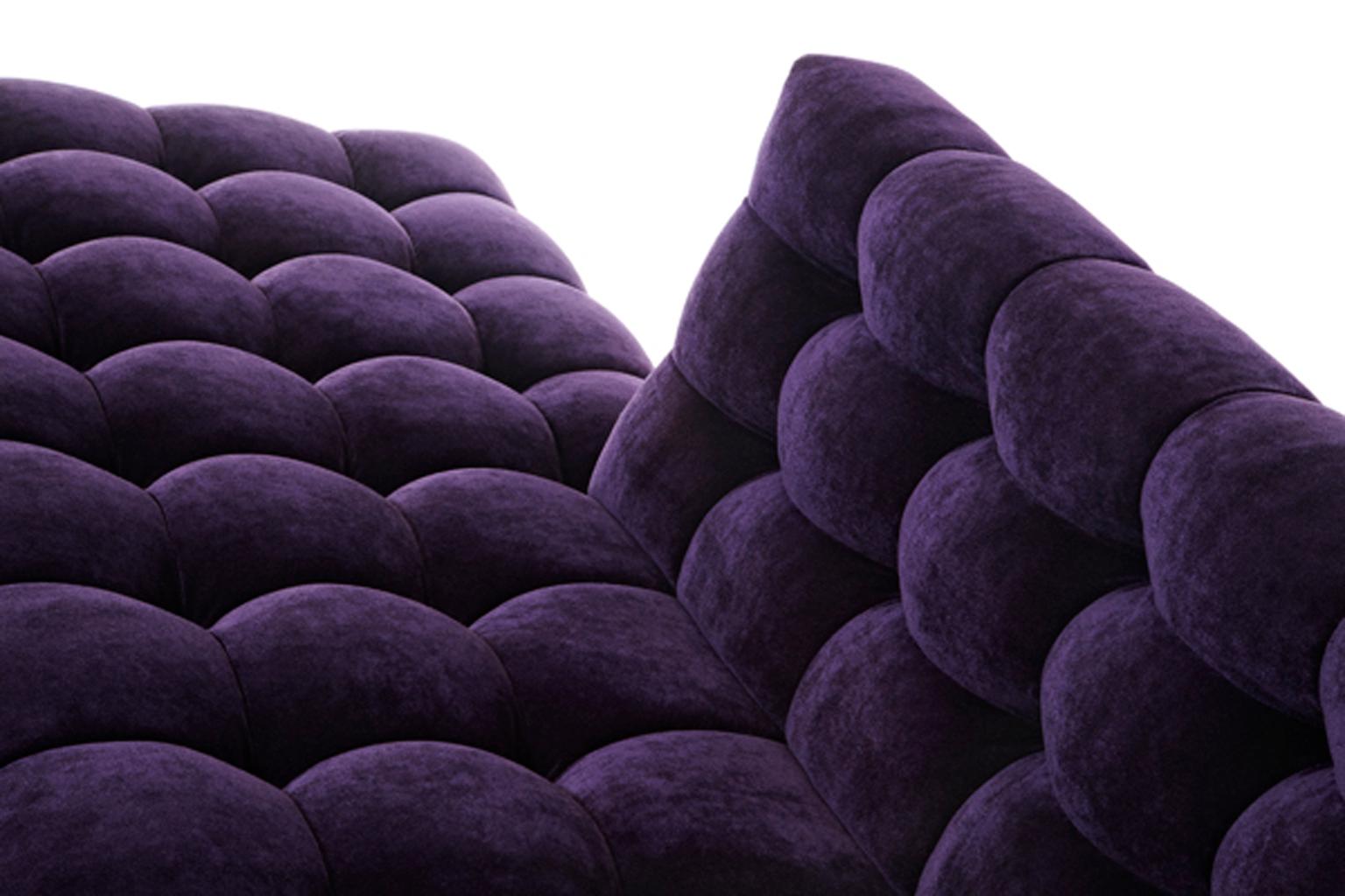 Americano Abyss Mini Divano Chaise Channeling Gambe in metallo con inserti profondi Velluto Viola Personalizzato in vendita