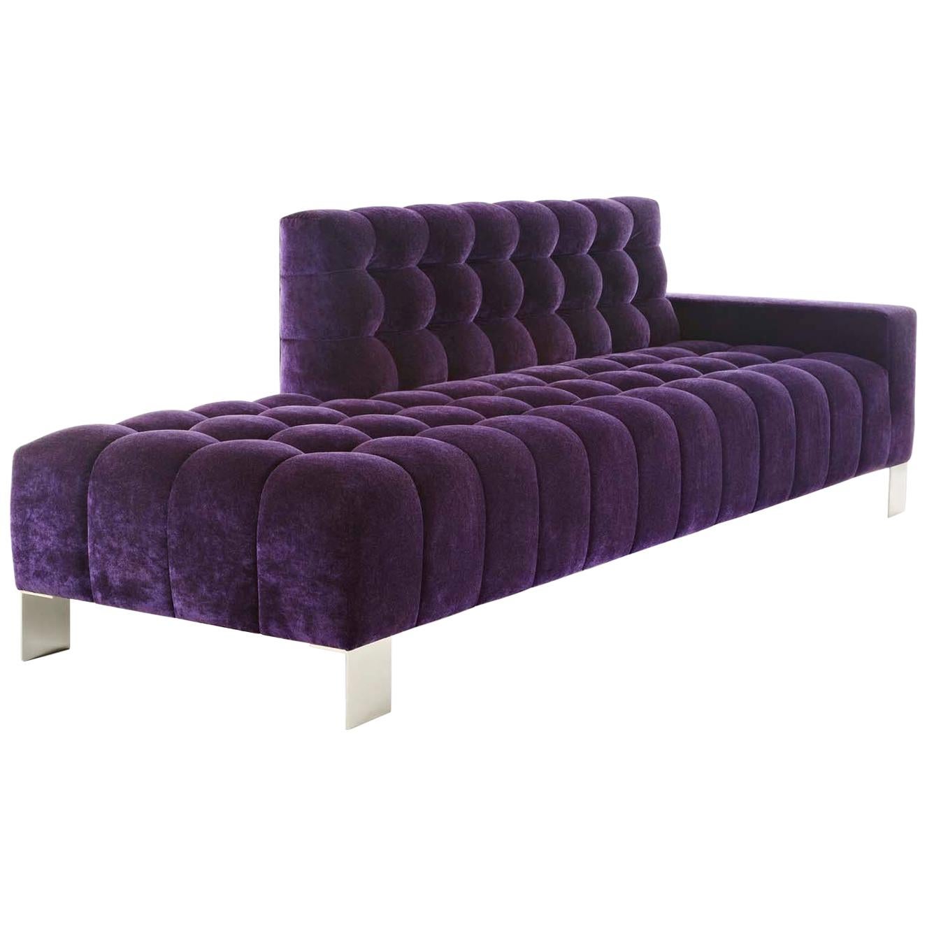 Abyss Mini Sofa Chaise mit tief getufteten Metallbeinen und lila Samt, maßgefertigt