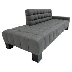 Abyss Mini-Sofa-Sessel, tief getuftete Holzbeine, grau, maßgefertigt