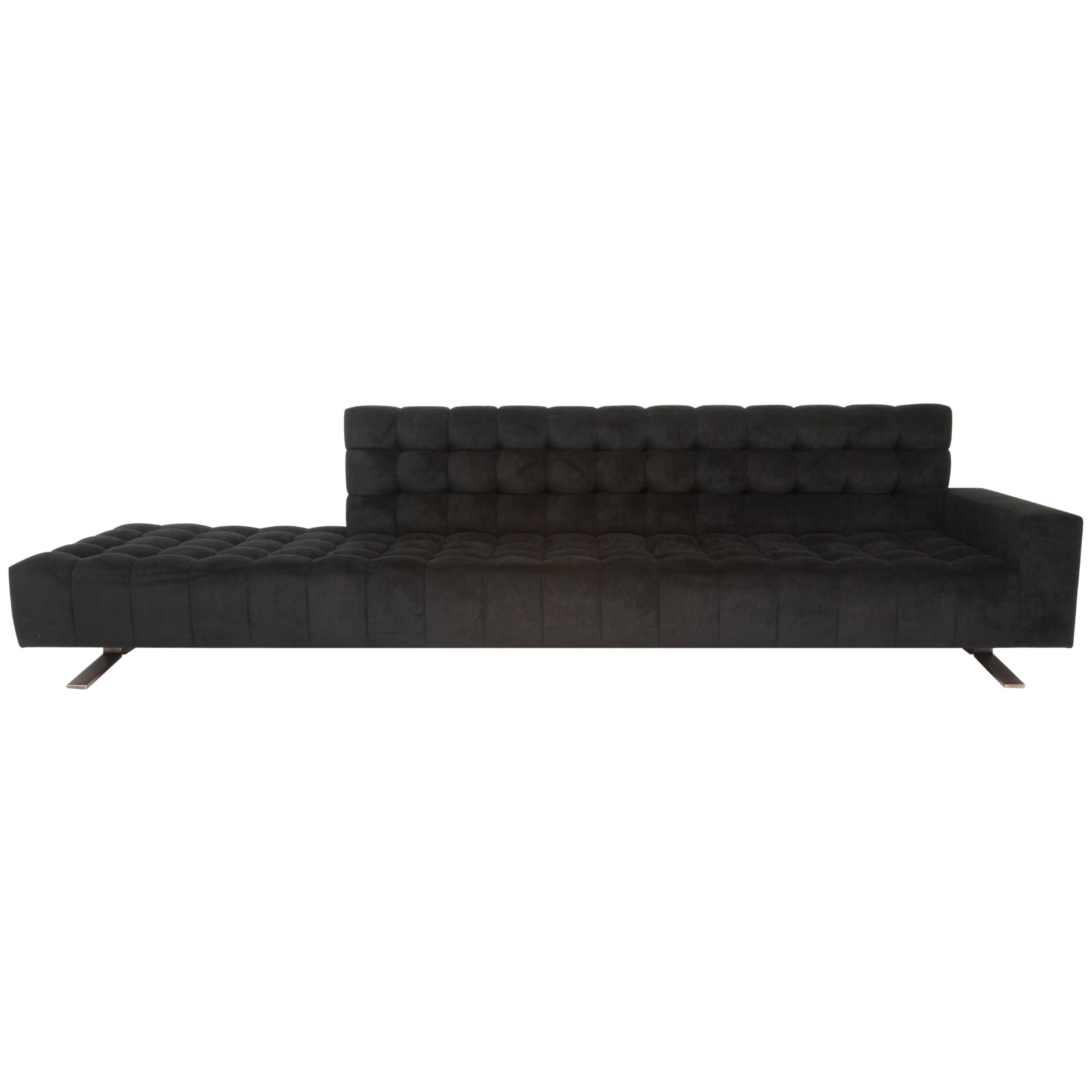 Abyss Sofa mit tief getufteten Metallbeinen, schwarz, maßgefertigt
