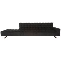 Canapé Abyss Channel Tufted Pieds en métal noir sur mesure