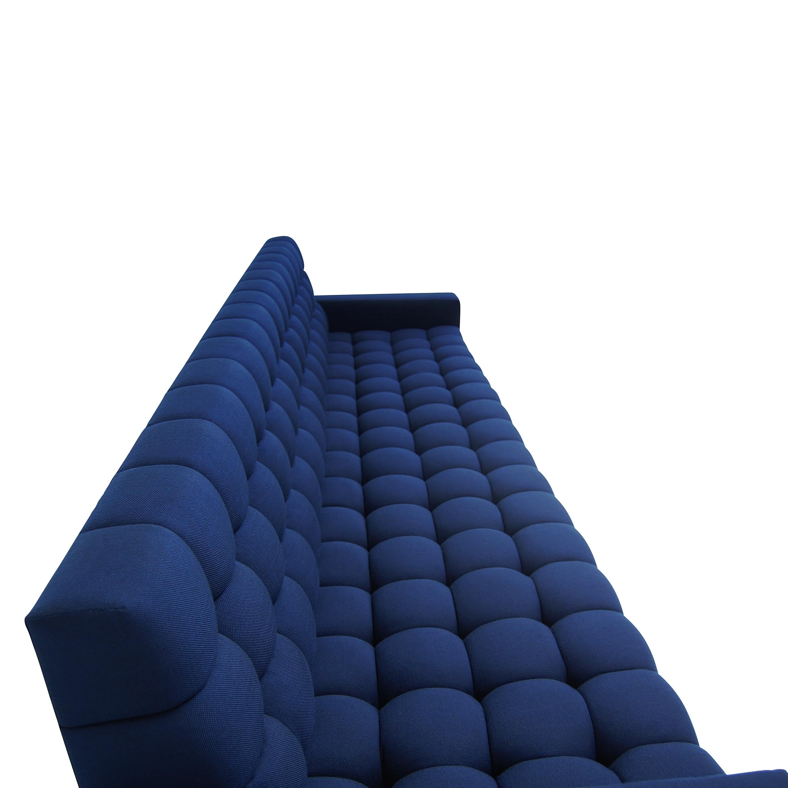 Altro Divano Abyss che incanala la base a blocchi di Wood Wood con tufting profondi Blu Personalizzato in vendita
