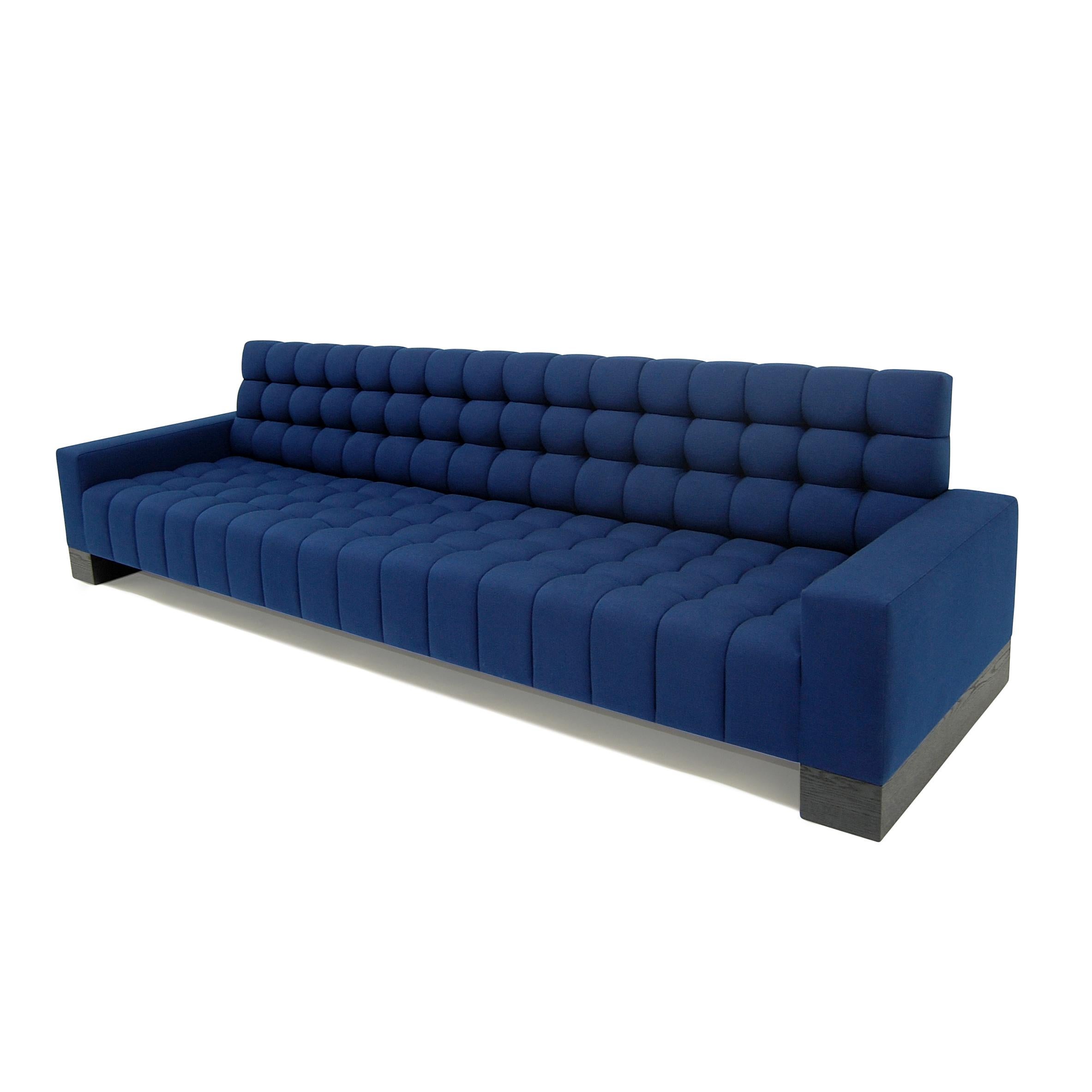 Americano Divano Abyss che incanala la base a blocchi di Wood Wood con tufting profondi Blu Personalizzato in vendita