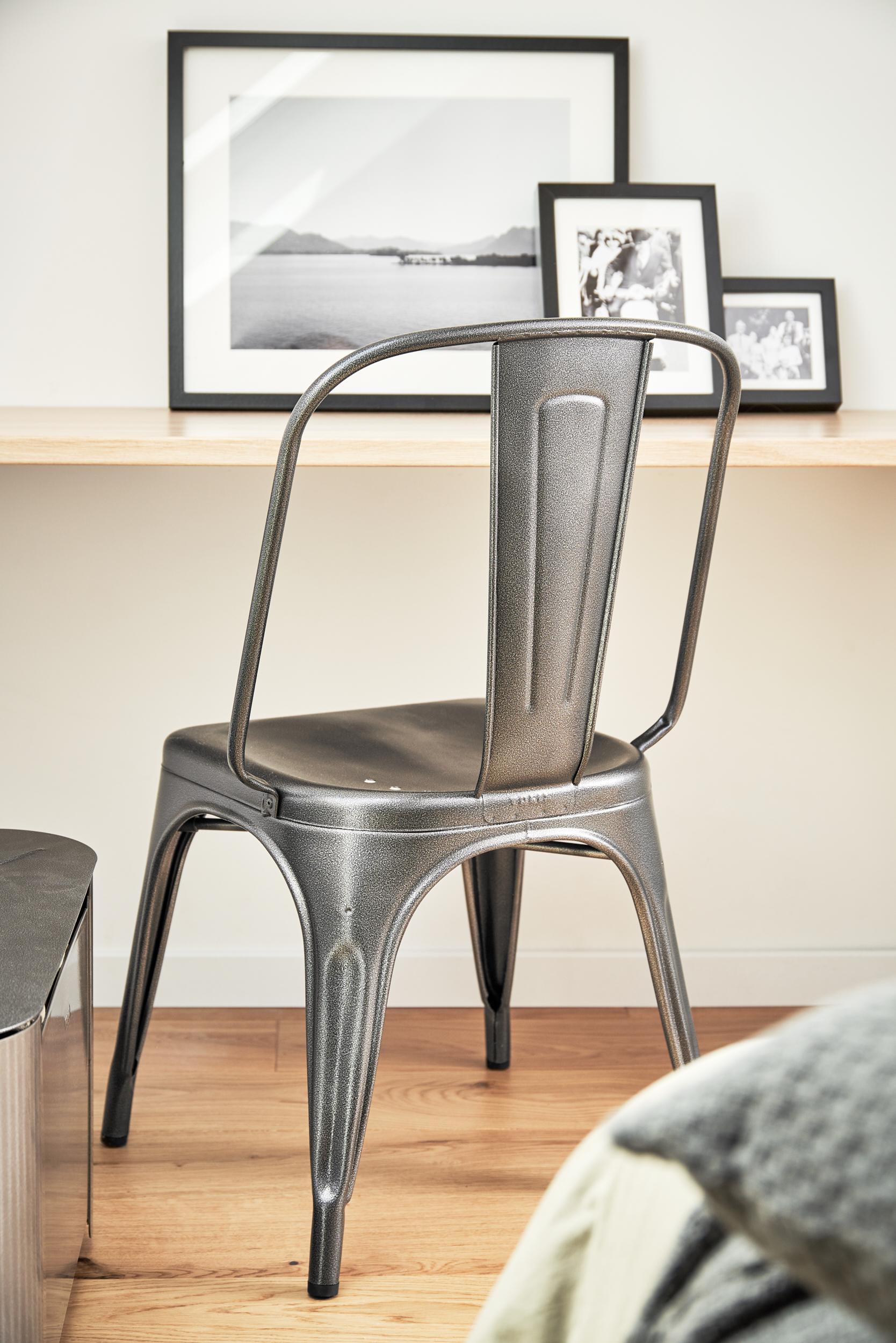 Xavier Pauchard reiterates Tolix’s A Chair success with the AC model, which has a wider seat. It was designed at first for North America, and for Canada in particular, explaining the ‘C’ in the name. For a comfortable and timeless seat, the AC Chair