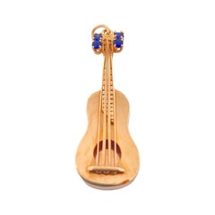 Pendentif guitare de créateur A.C. en or jaune 14 carats avec saphirs