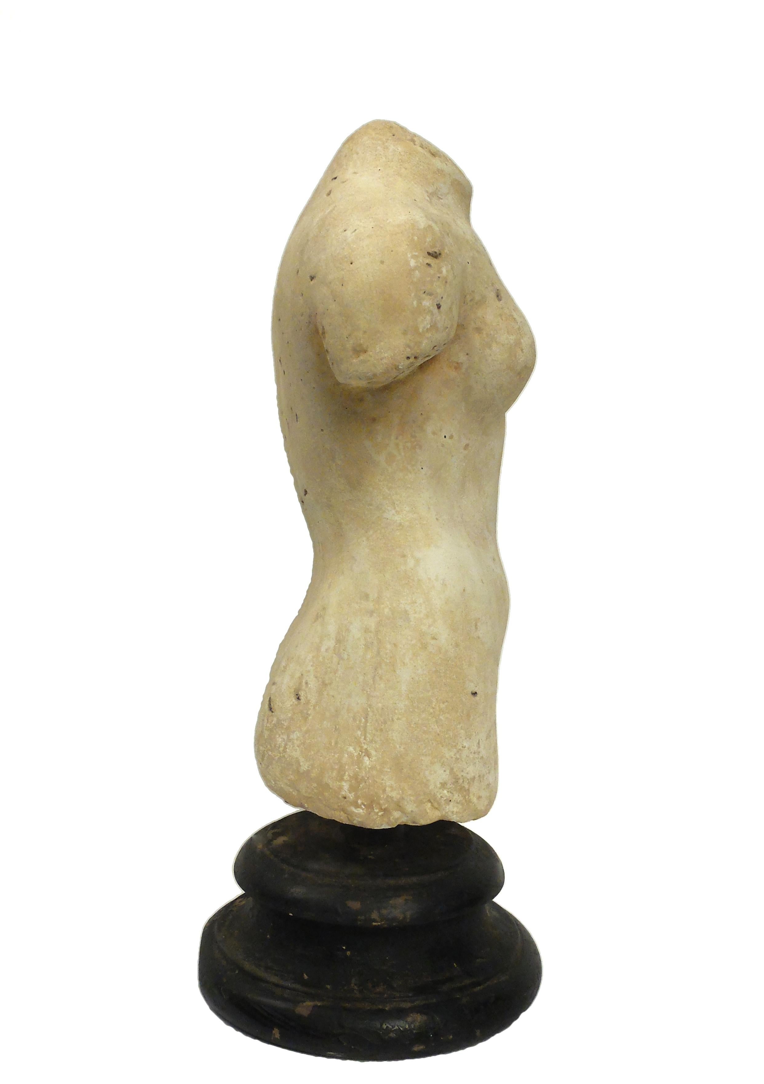 Modèle académique pour l'enseignement du dessin aux élèves. Fabriqué en plâtre avec une base en bois fruitier ébonisé tournée à la roue. La sculpture représente un buste de Vénus de type Cirene (Cleone di Sicione, 340 a.). CIRCA), Italie, vers