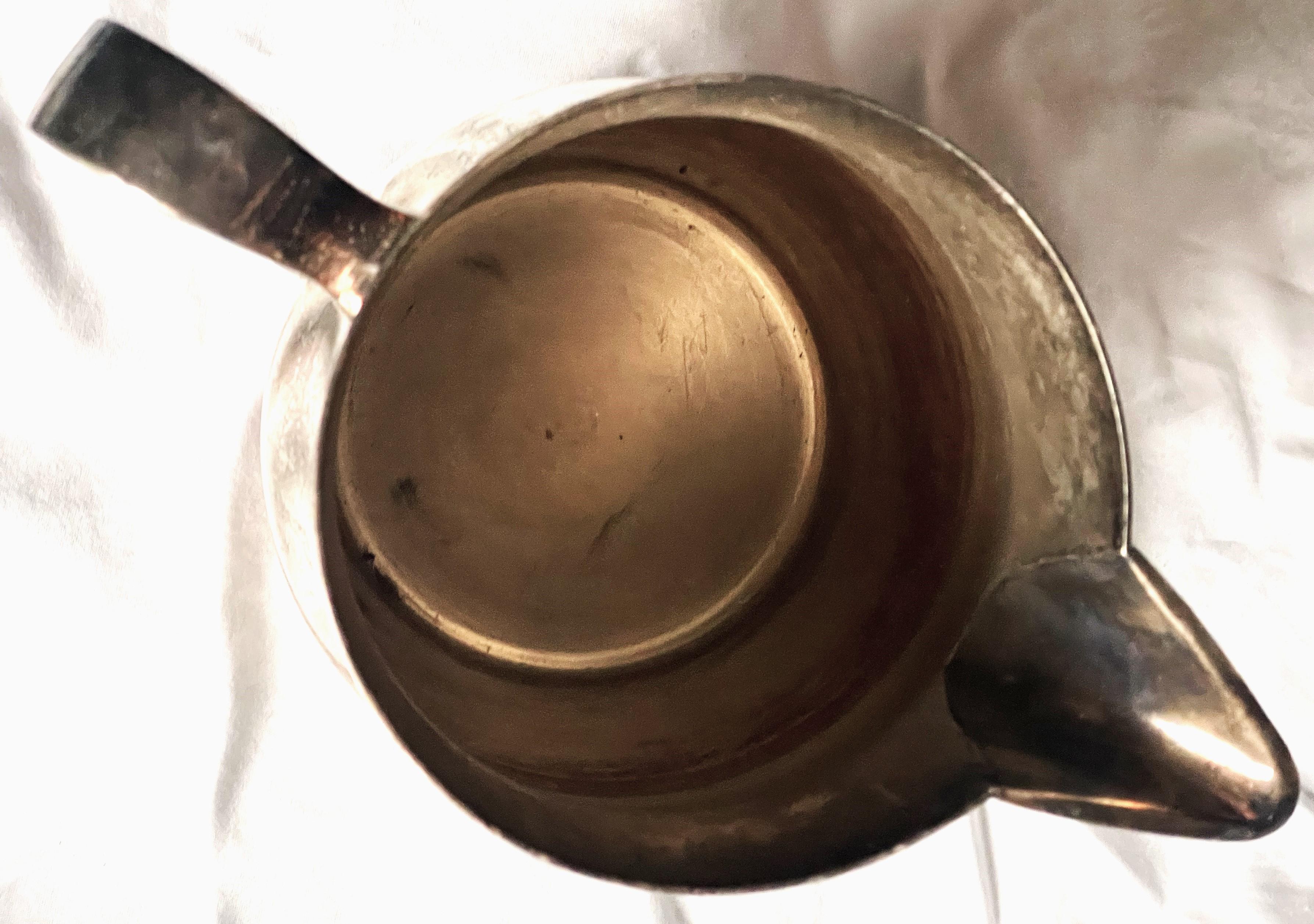 Esta jarra es excepcional por su sencillez, la superficie lisa junto con la línea simple del asa y el pitorro son agradables y discretas, y sería perfecta para servir agua u otras bebidas o para utilizarla como accesorio decorativo con flores u