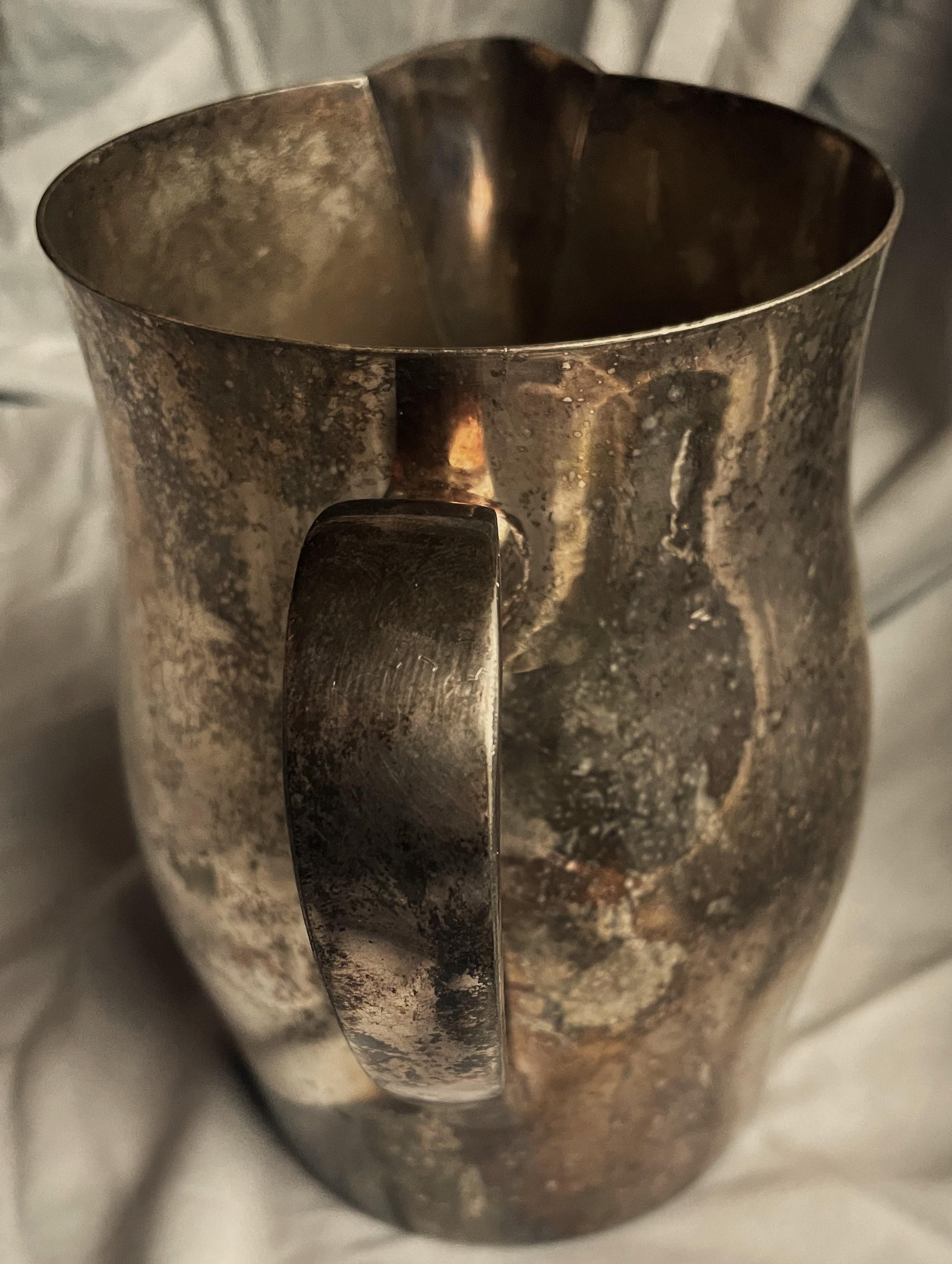 Jarra de agua bulbosa de plata sobre cobre de mediados de siglo de la Academia Chapado en venta