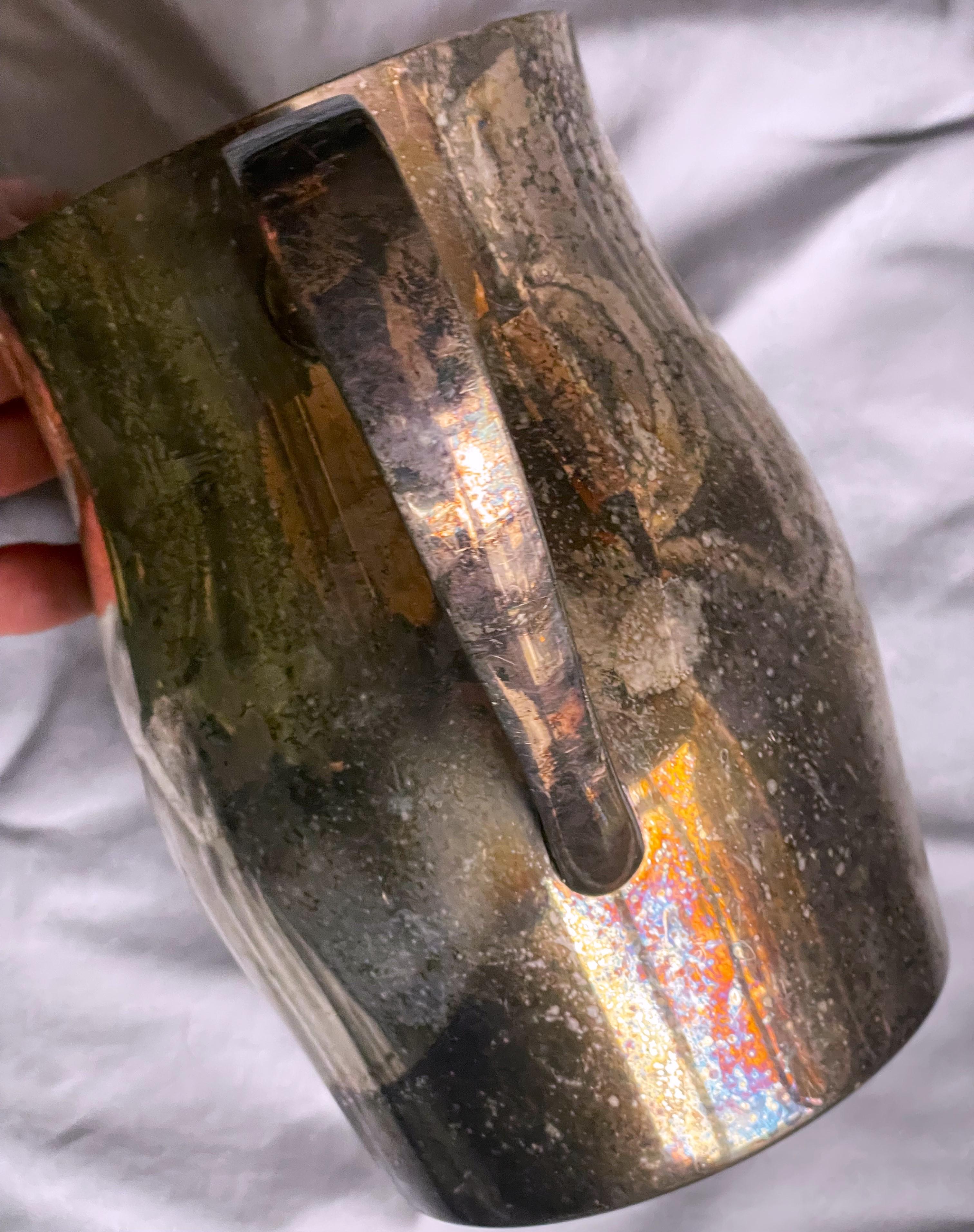 Jarra de agua bulbosa de plata sobre cobre de mediados de siglo de la Academia siglo XX en venta