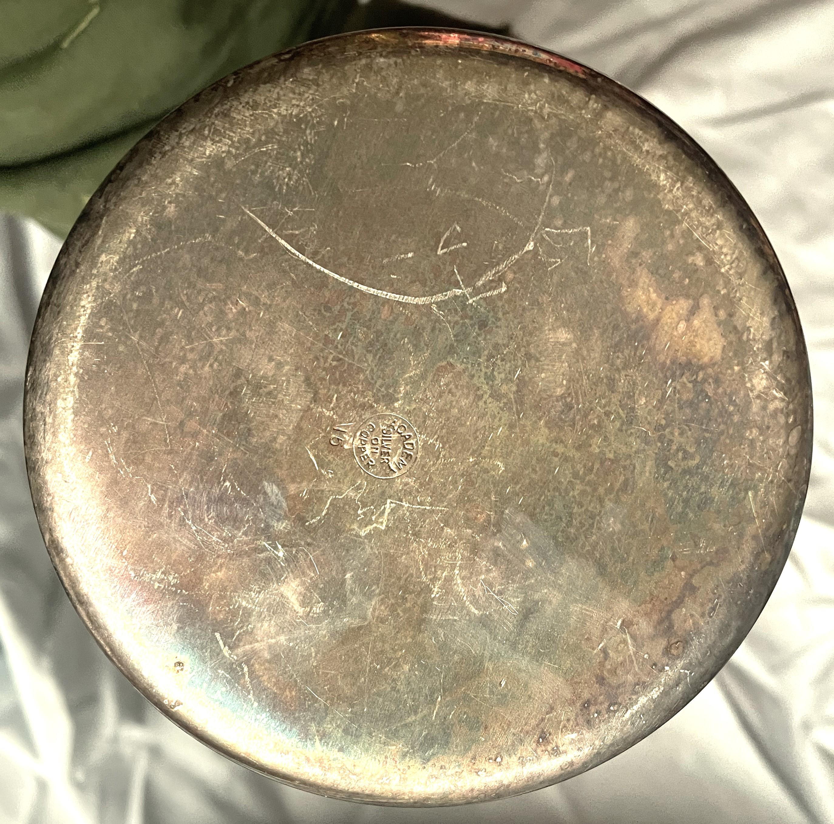 Jarra de agua bulbosa de plata sobre cobre de mediados de siglo de la Academia Chapado en plata en venta